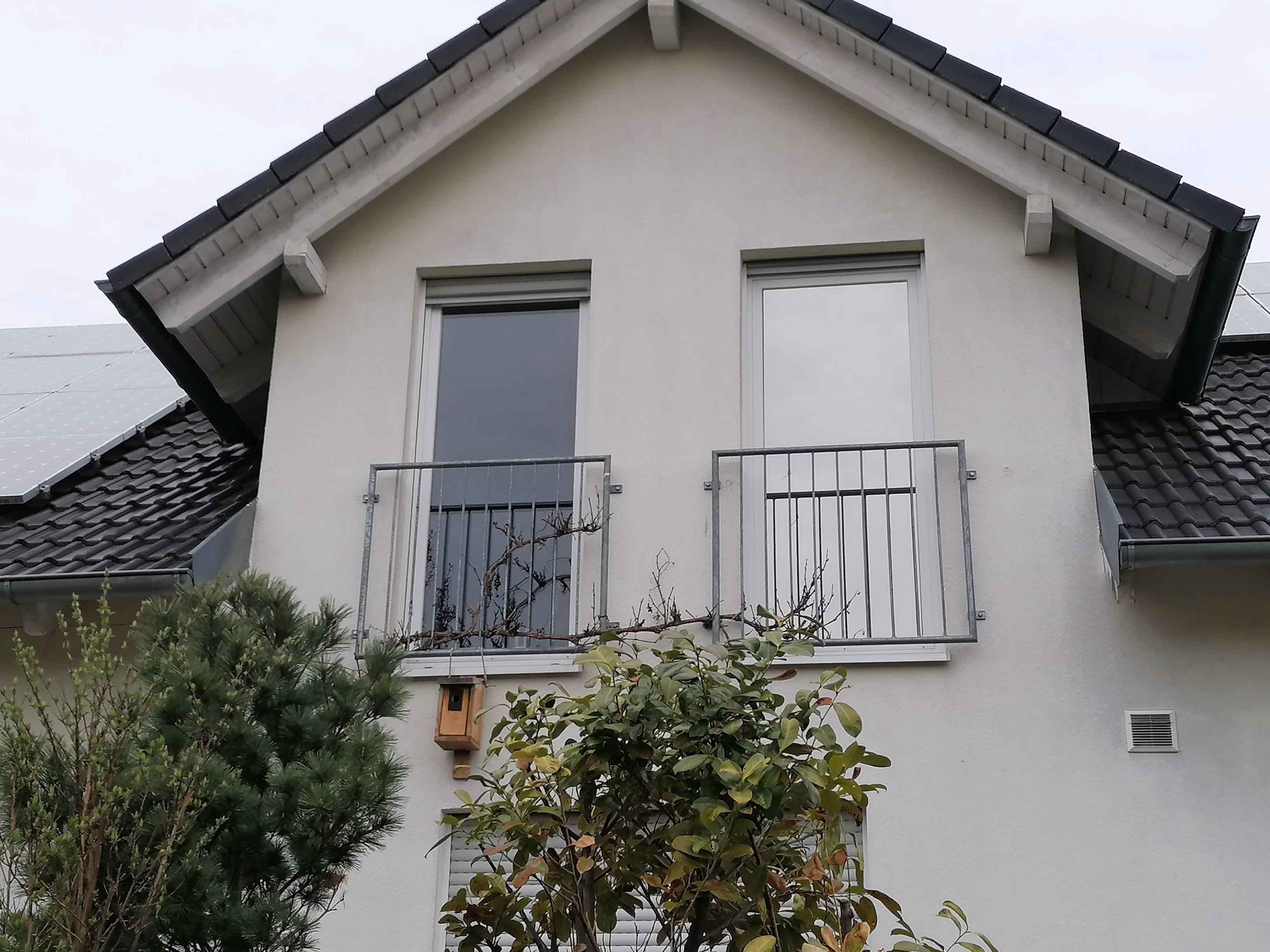 Nahaufname zeigt optischen Unterschied der Wärmeschutzfolie im Vergleich zu keiner Folie auf dem Fenster