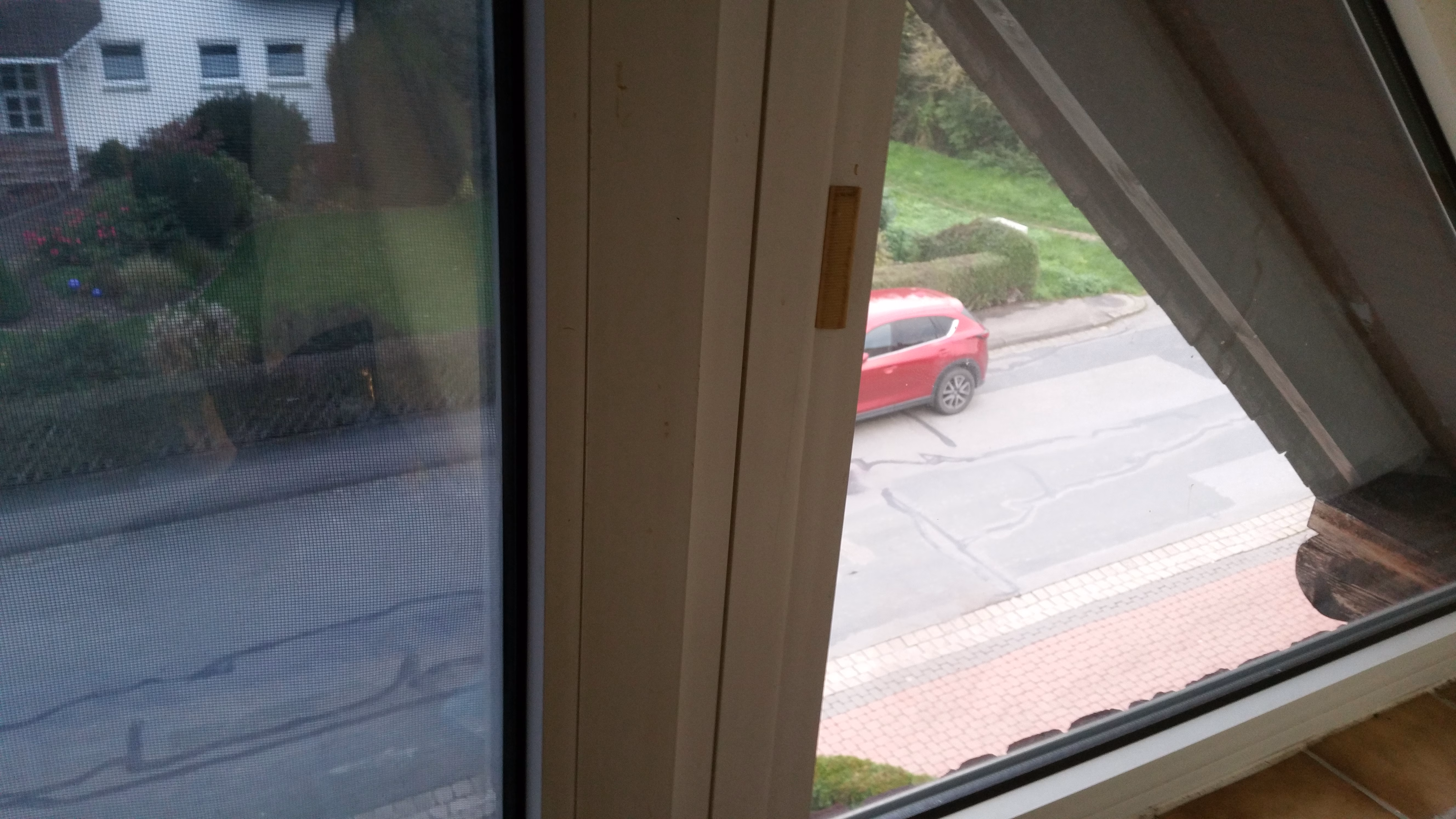 Dreieckiges Dachbodenfenster mit und ohne Sonnenschutzfolie