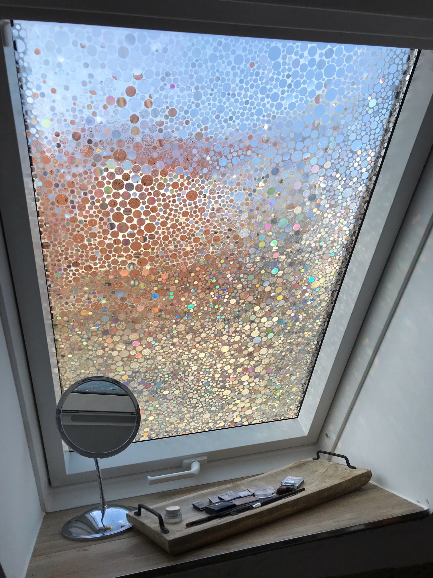 Kleberlose mit Glanzeffekt auf einem Dachfenster eingesetzt