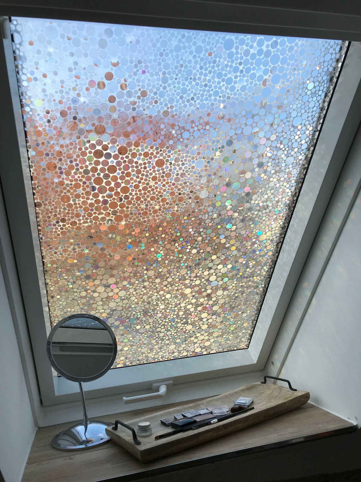Kleberlose mit Glanzeffekt auf einem Dachfenster eingesetzt