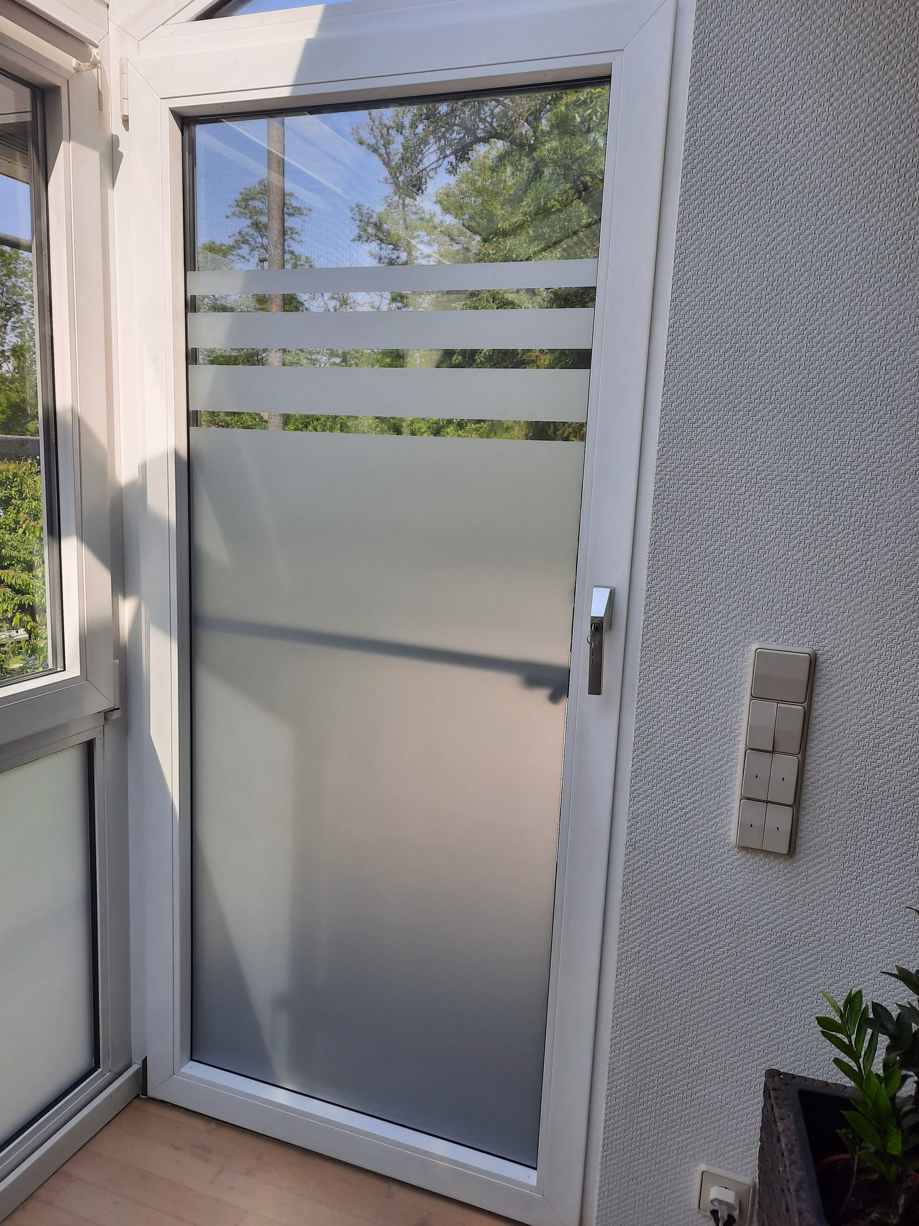 Individuell gestaltete Sichtschutzfolie im Sandstrahldesign