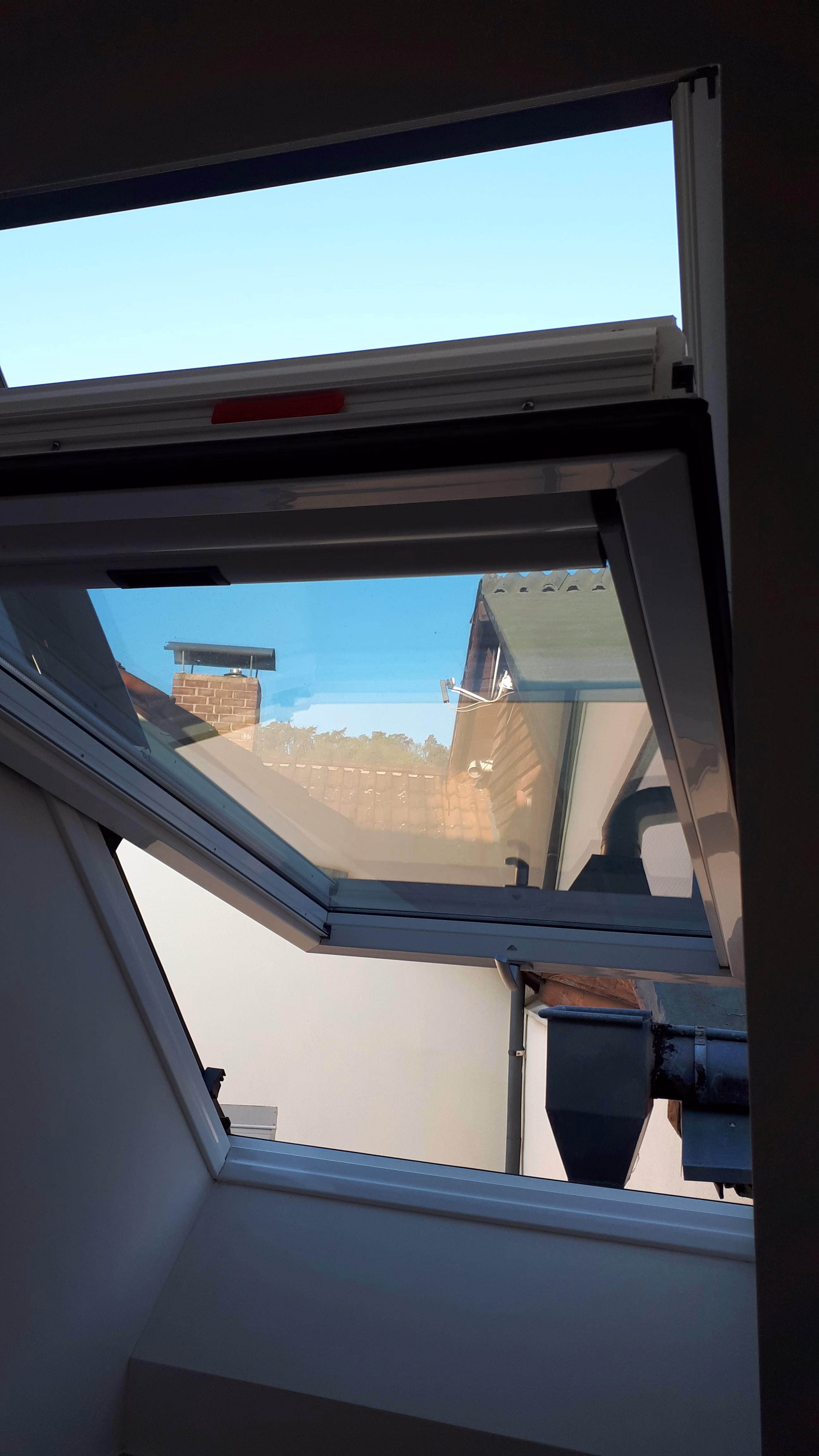 Sonnenschutzfolie als Hitzeschutz an einem geöffnetem Dachfenster