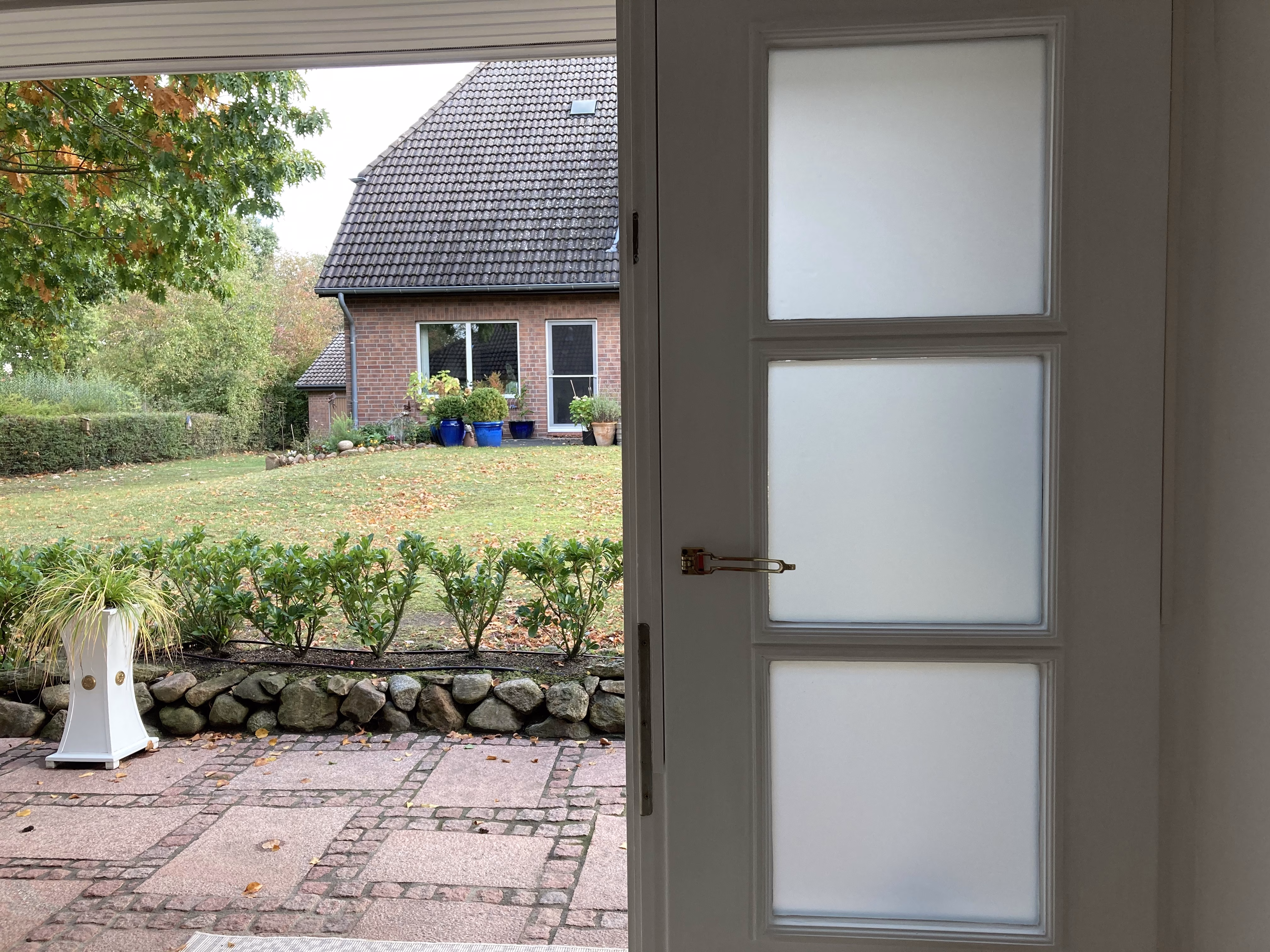 Nahaufnahme von auf Türfenstern angebrachter Sichtschutzfolie