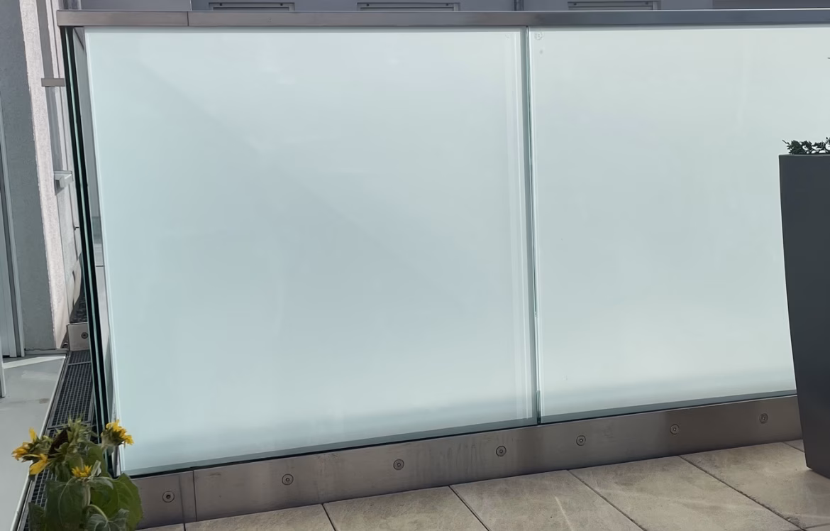 Milchglasfolie außen an einem Balkongeländer