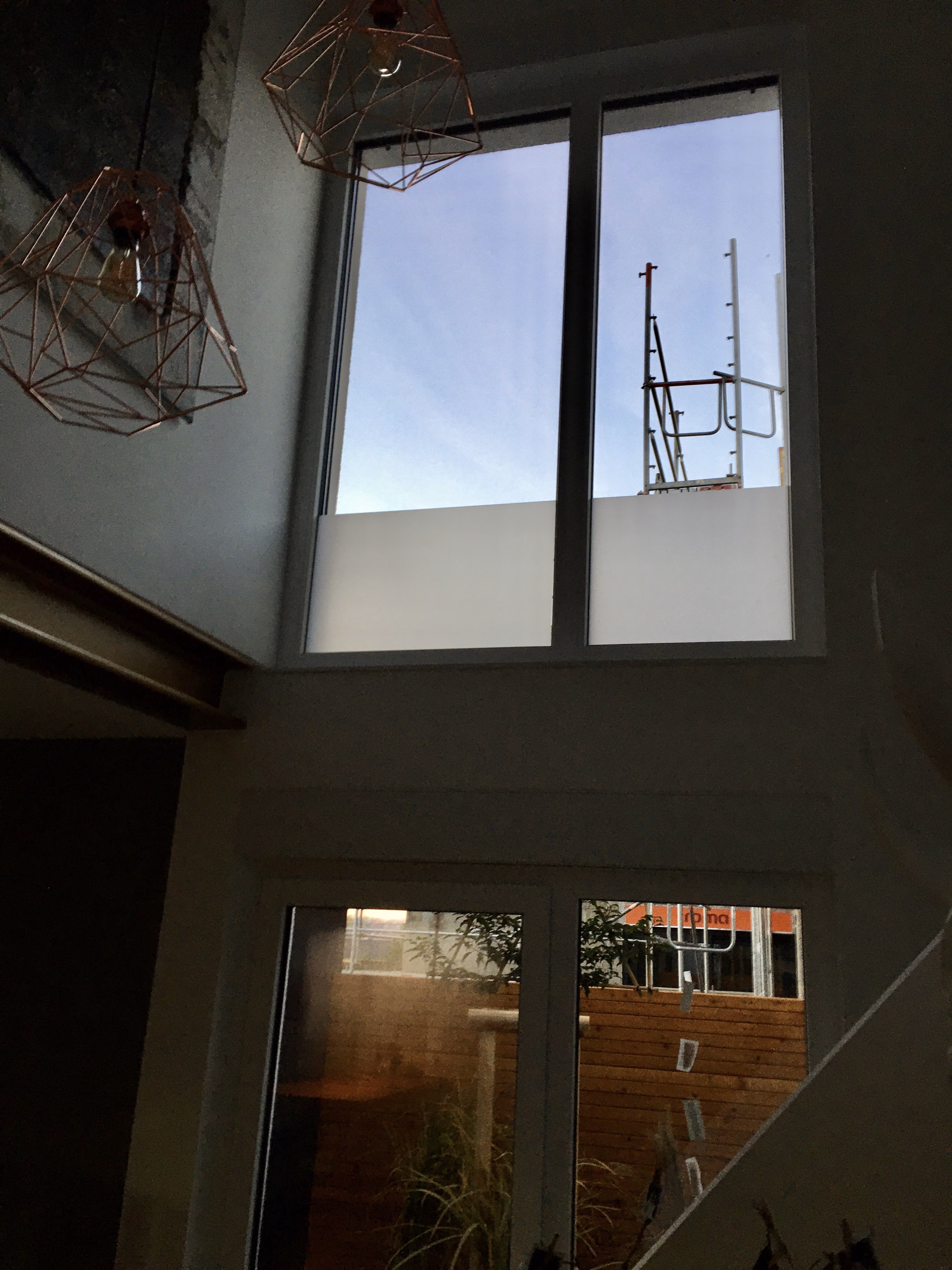 Fensterfolie opak weiß als Sichtschutz auf einem Doppelfenster Fensterfolie opak weiß als Sichtschutz auf einem Doppelfenster