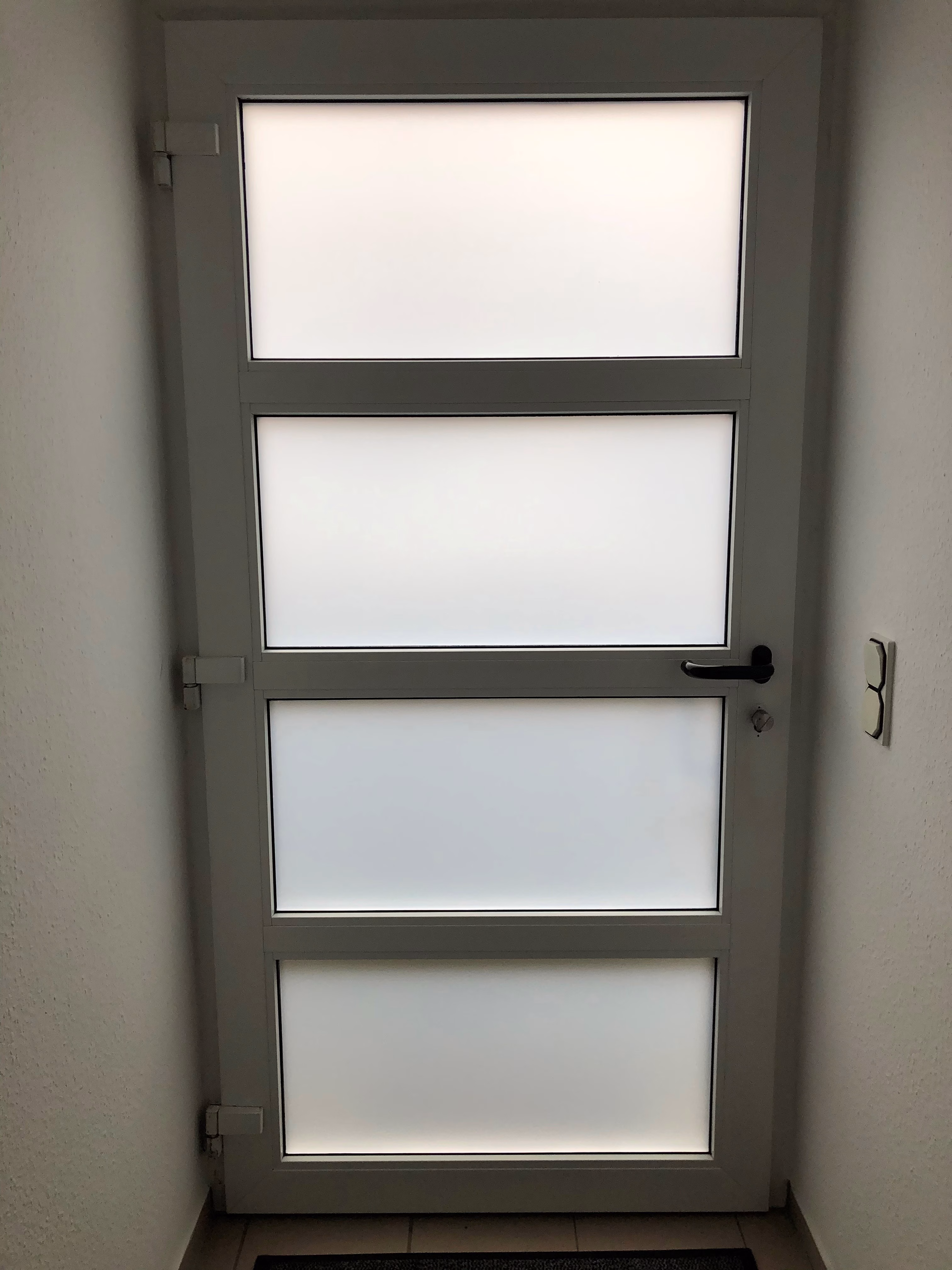 Milchglasfolie auf einer Haustür mit mehreren Glaselementen