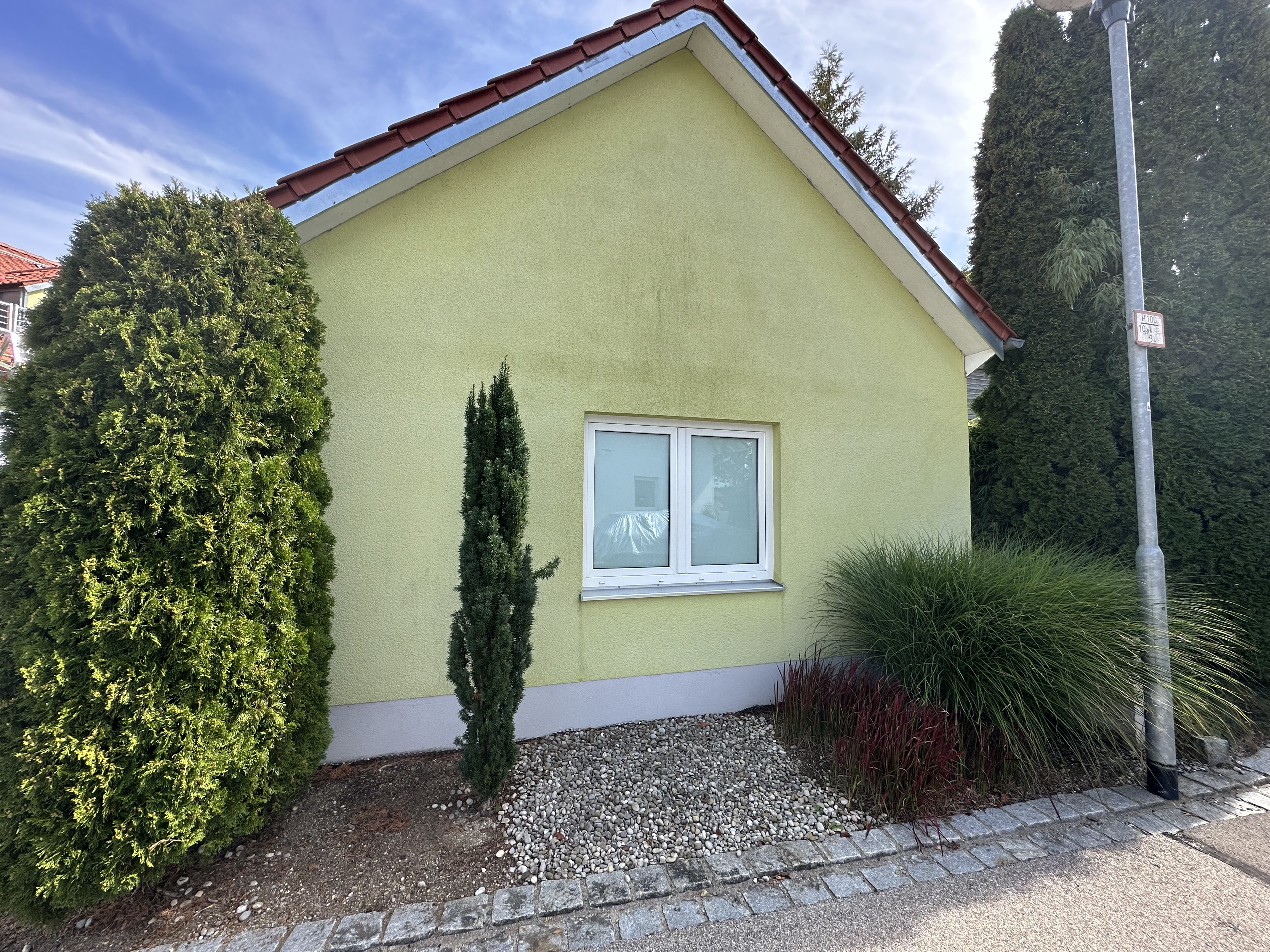 Blickdichte Sichtschutzfolie auf Garagenfenster