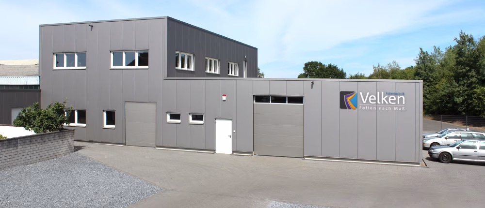 Außenansicht Einfahrt Gebäude der Firma Velken-Folientechnik GmbH