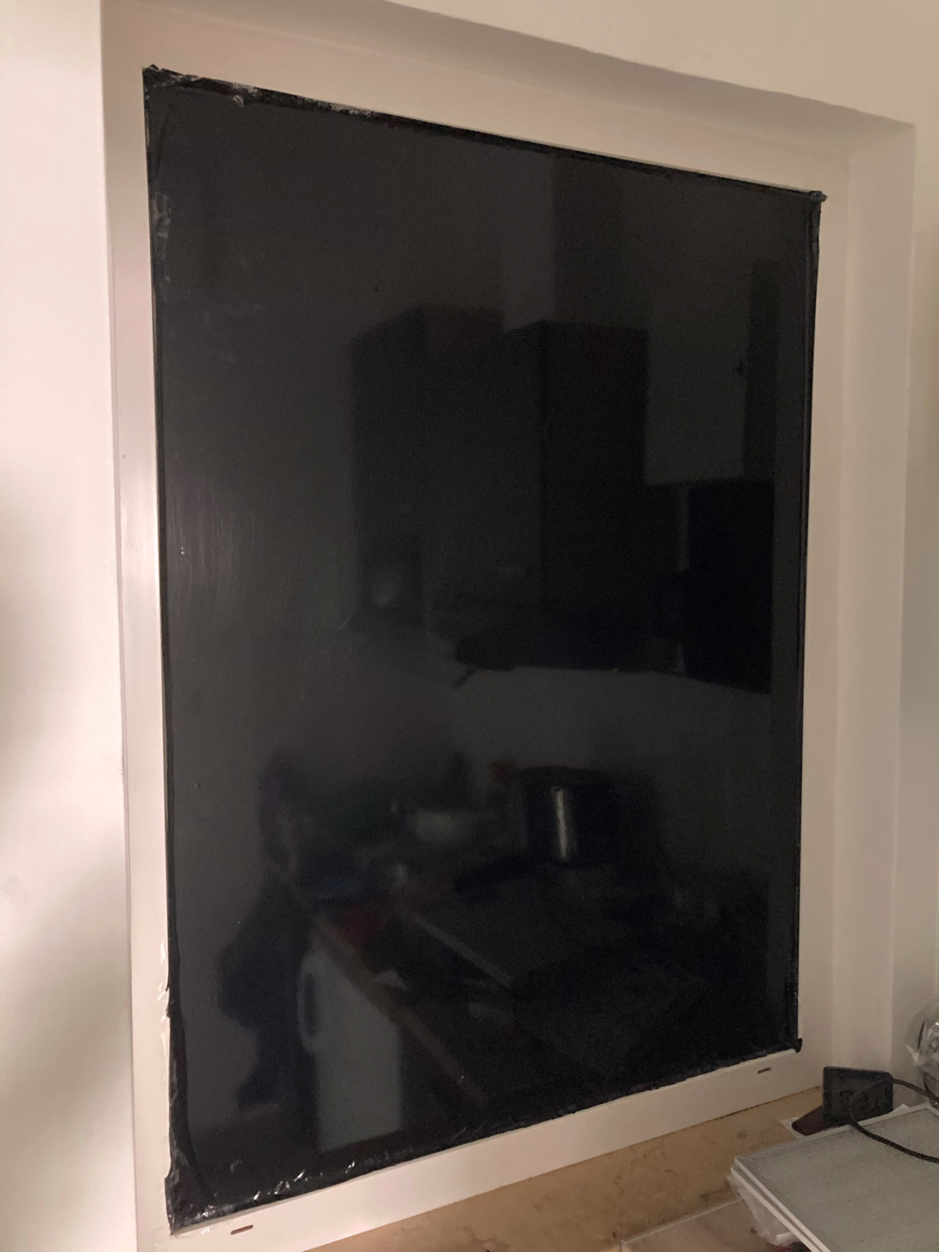 Undurchsichtige Farbfolie in schwarz auf einem Fenster