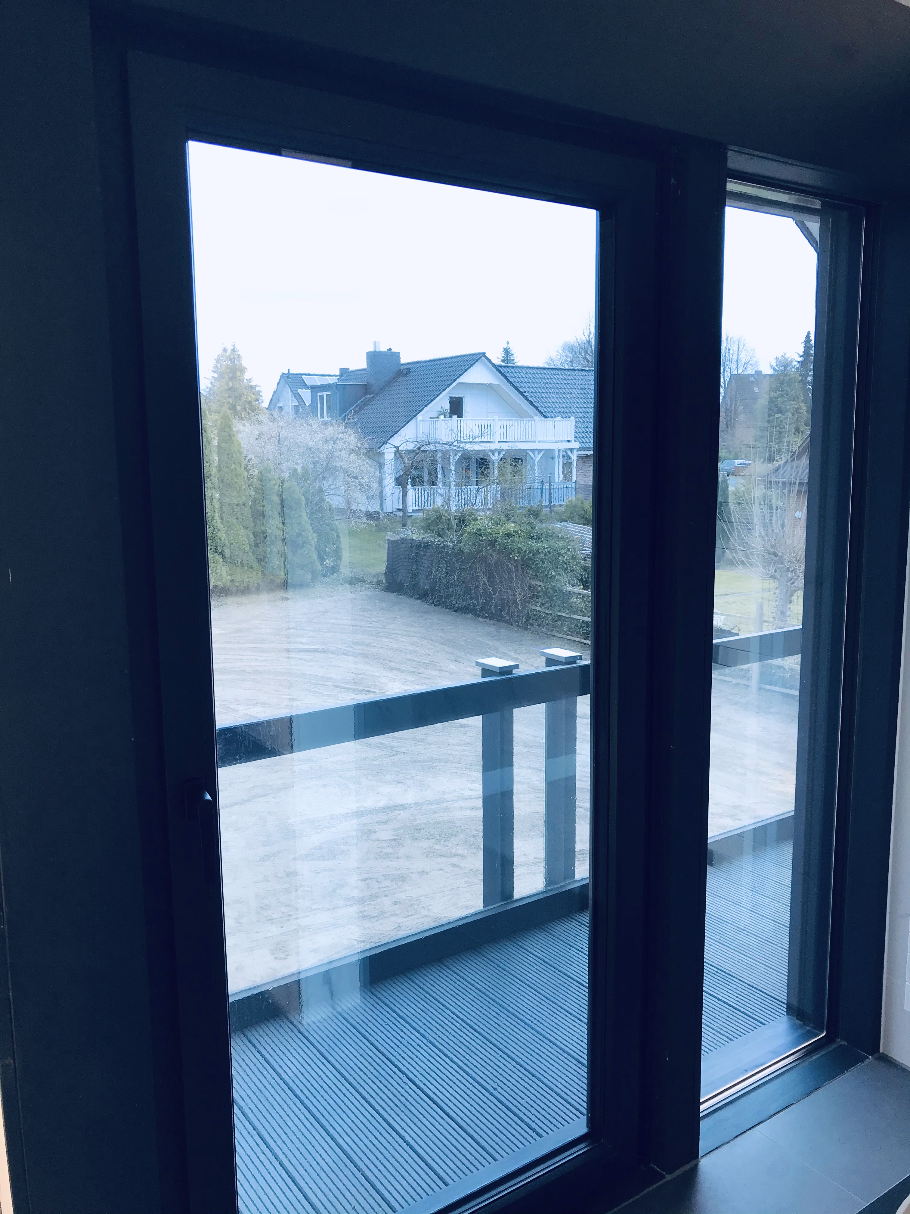 Innenansicht bodentiefe Fenster mit Spionspiegelfolie foliert