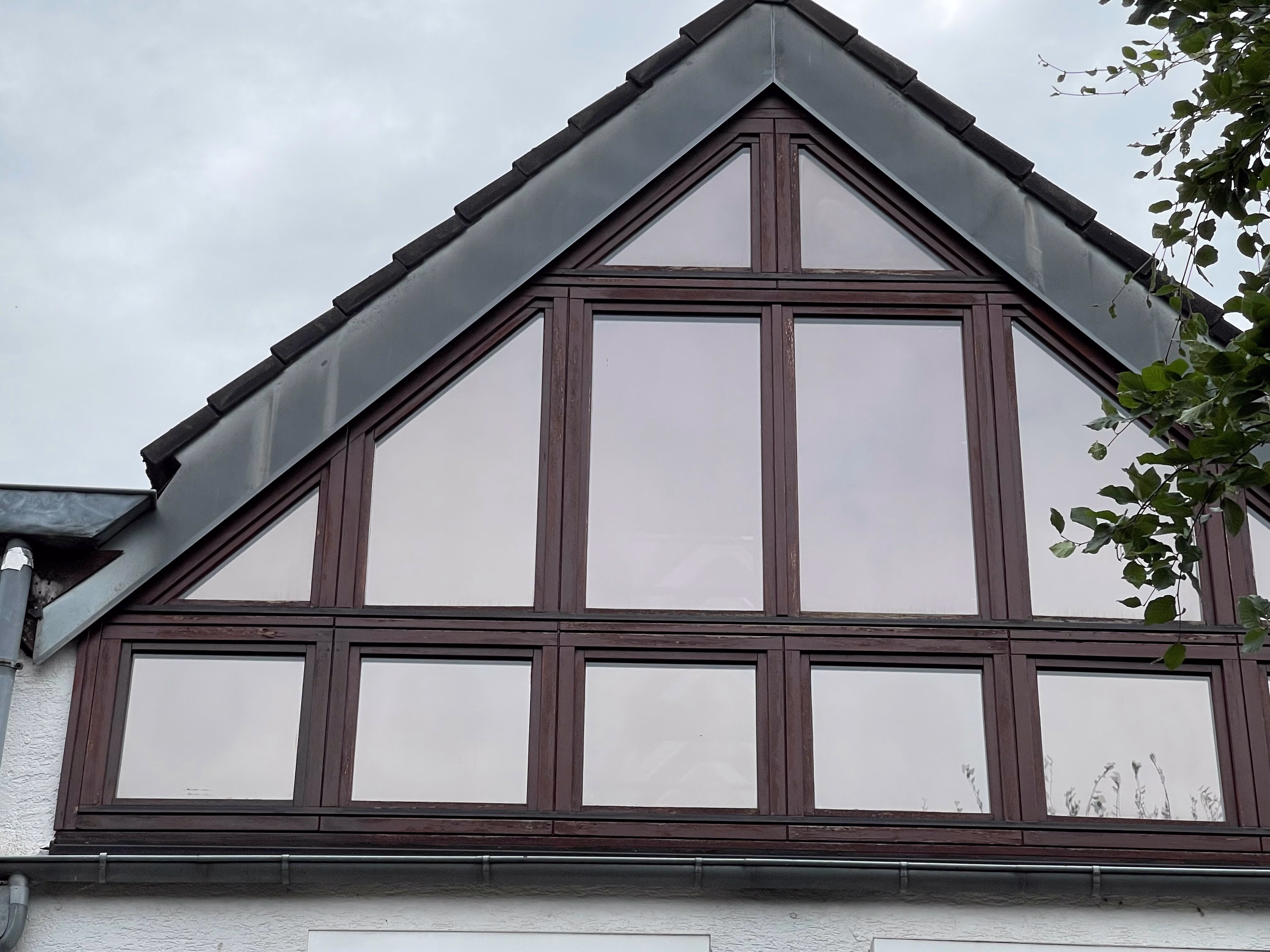 Sonnenschutzfolie, bronze verspiegelt an einem Dachgiebel