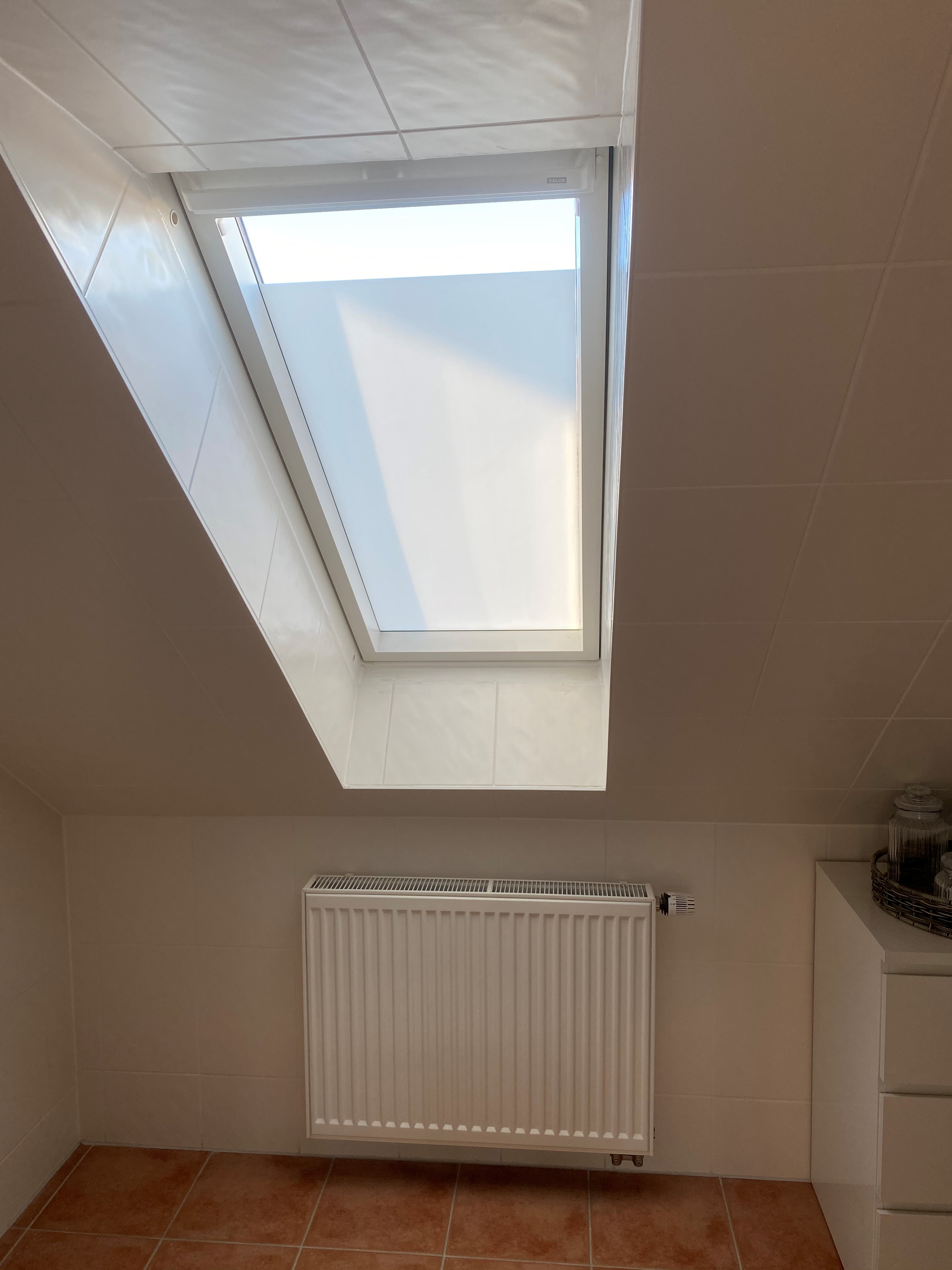 Weiß matte Sichtschutzfolie auf einem Badezimmerfenster angebracht