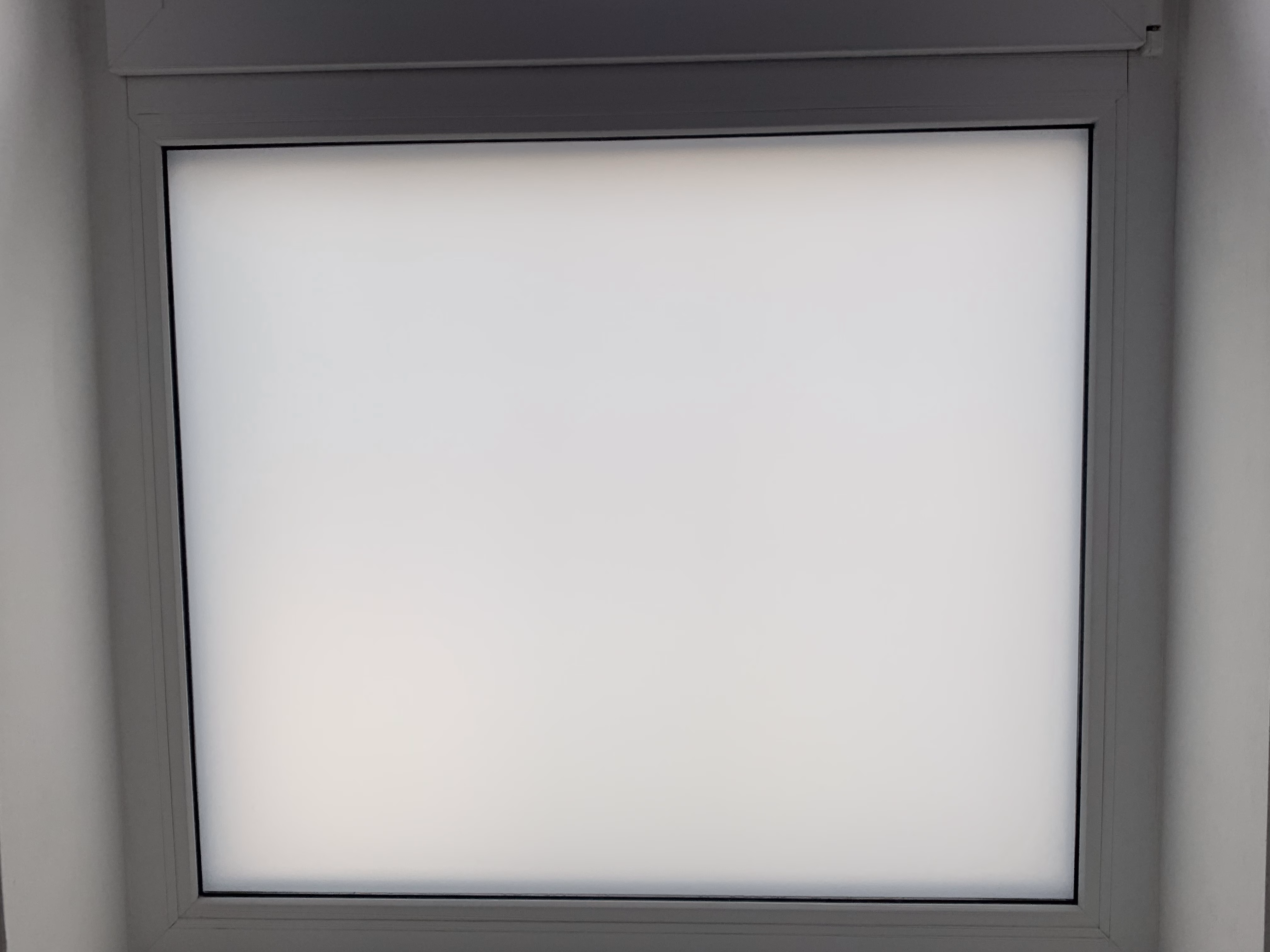 Lichdurchlässige Fensterfolie mit Schichtschutz bei Tag und Nacht