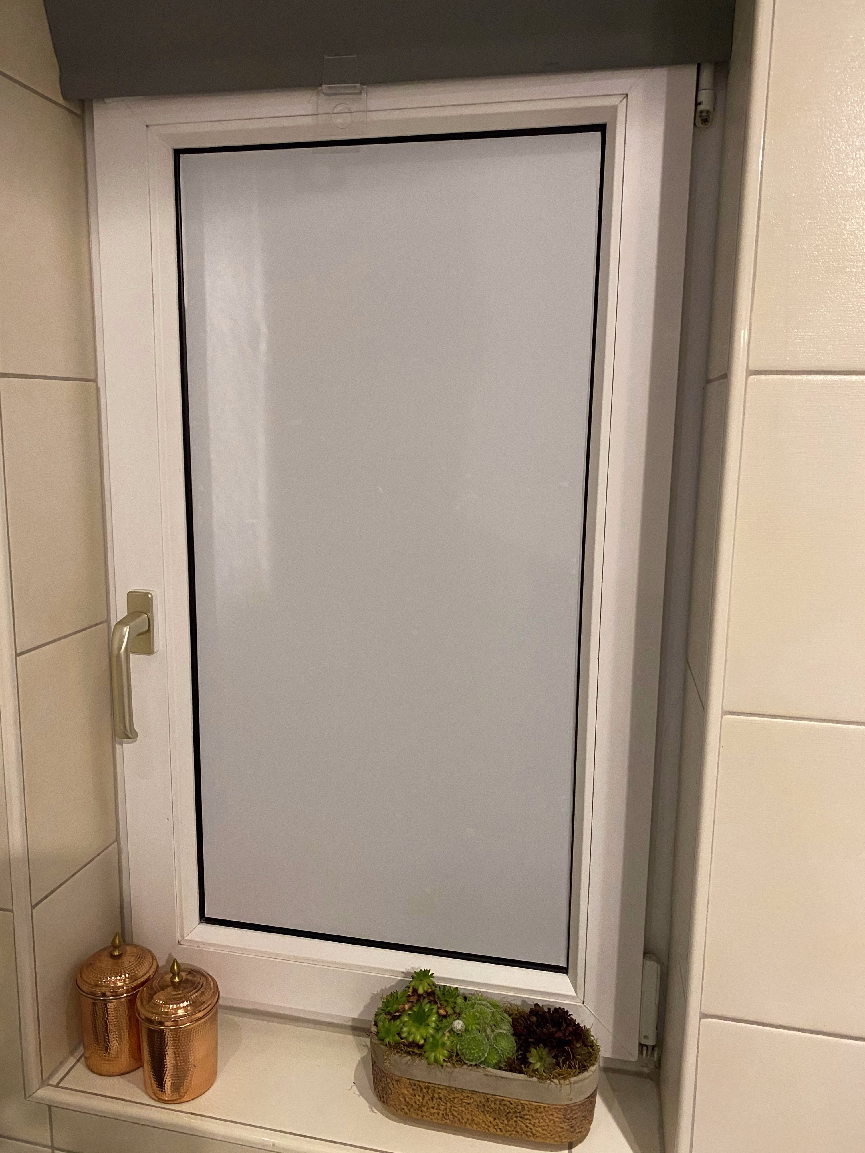 Sichtschutzfolie Frostglasdesgin mit geschlossenem Rolladen