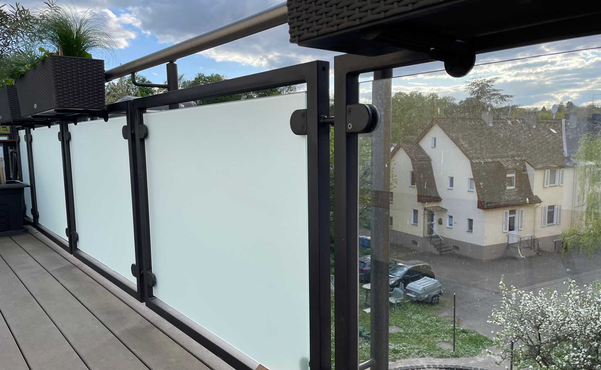 Milchglasfolie an einem Balkongeländer aus Glas