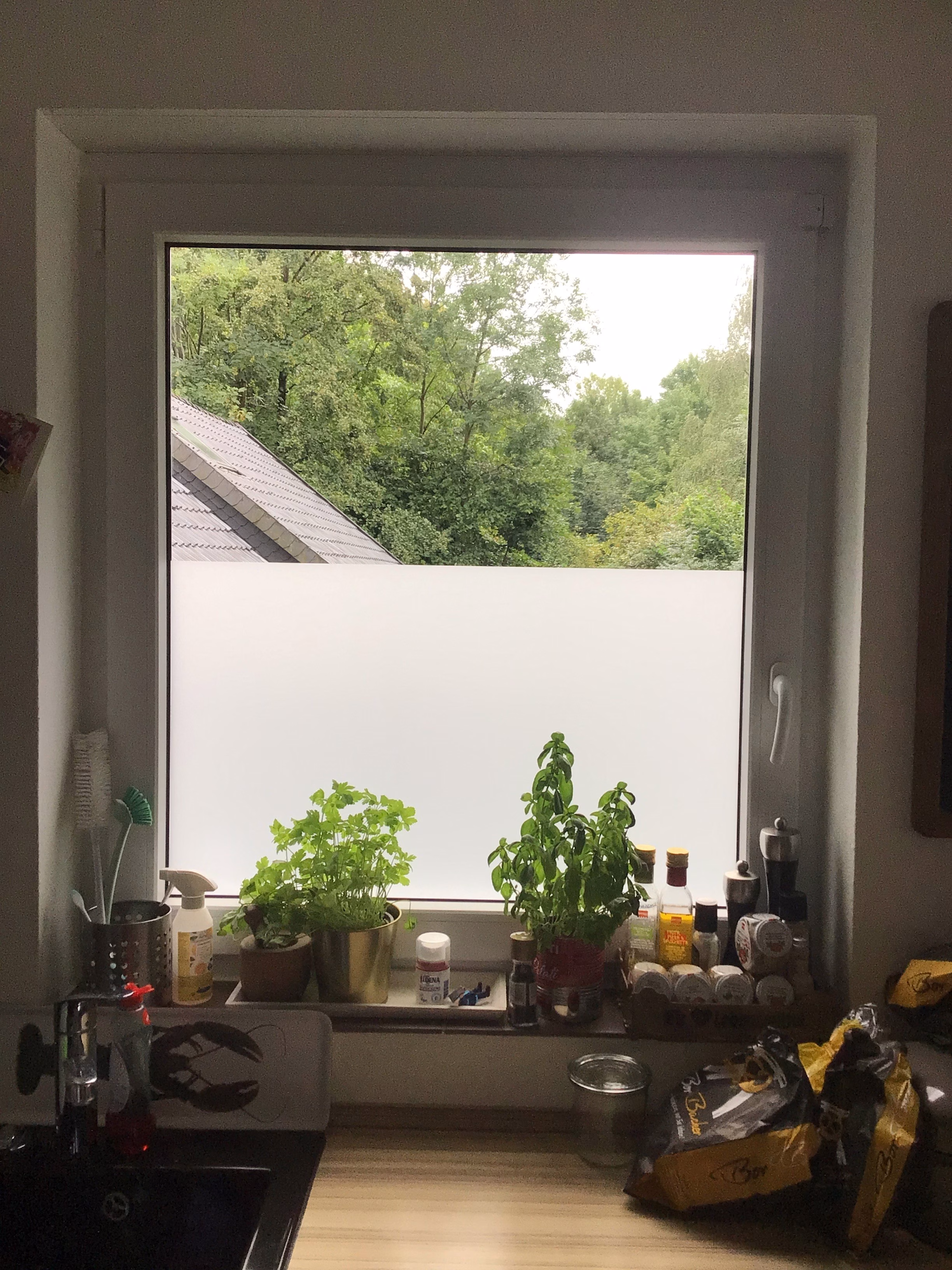 Küchenfenster mit Milchglasfolie beklebt
