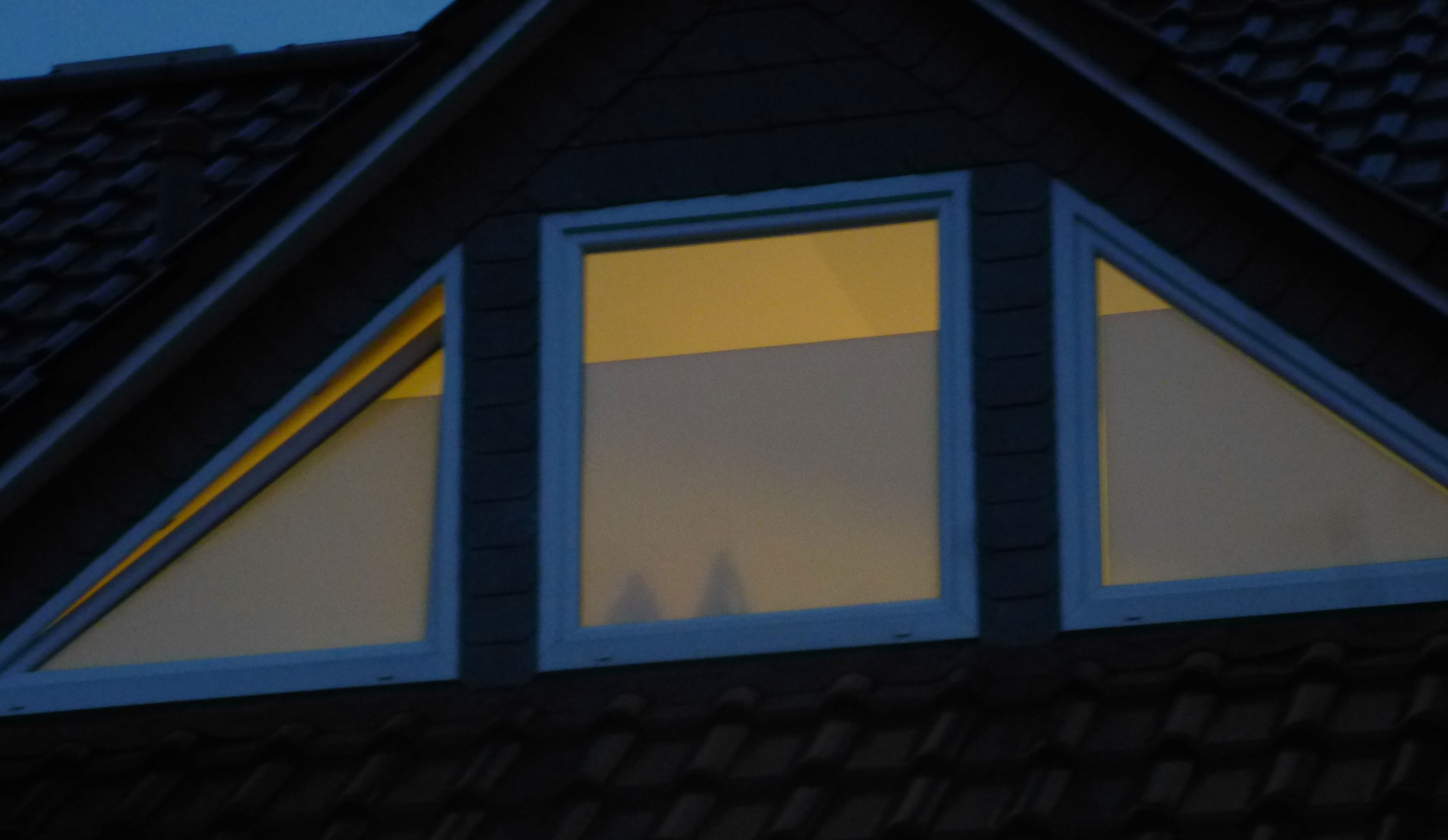 Blickdichte Sichtschutzfolie wie sie bei Nacht von außen aussieht