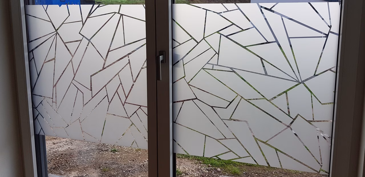 Sichtschutzfolie in Bruchglasoptik auf einem Dppelfenster