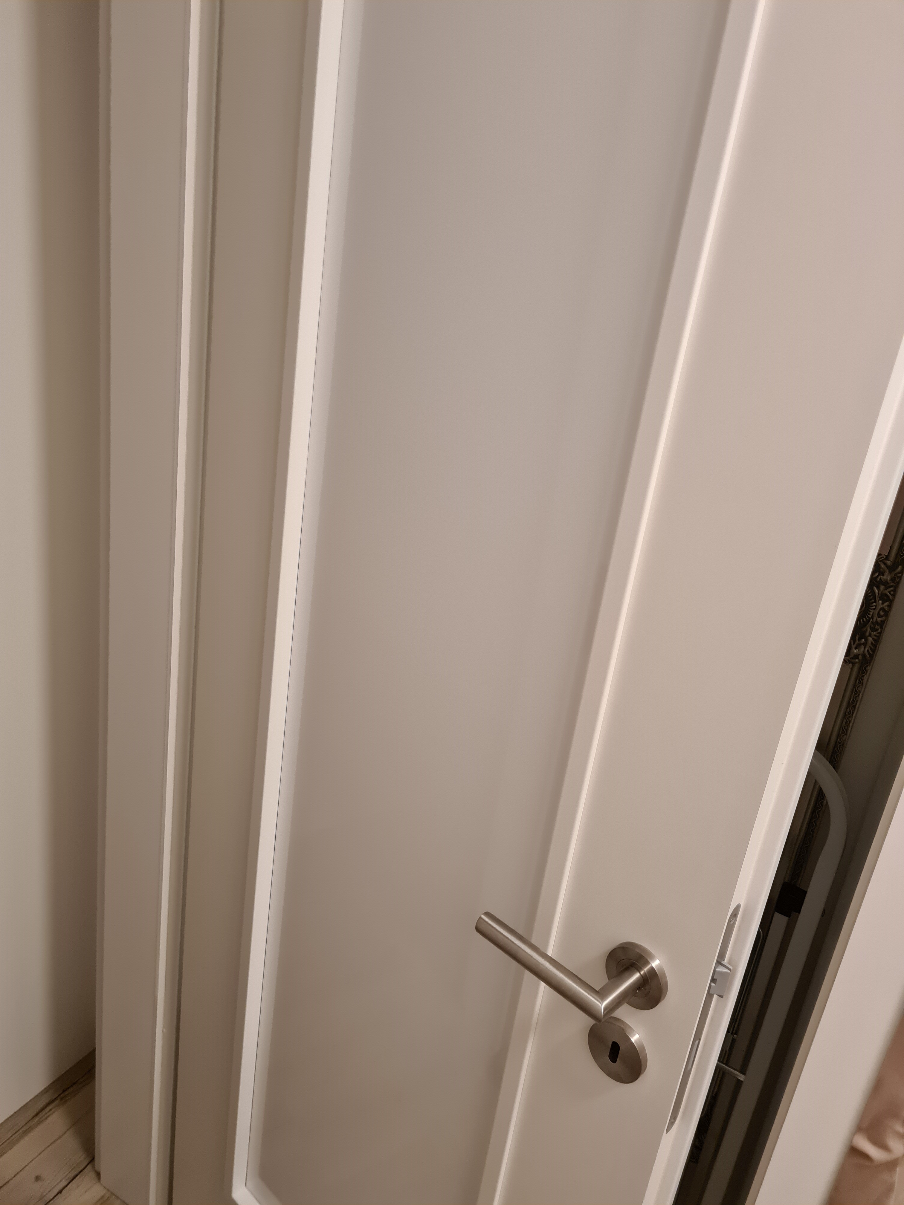 Verdunkelungsfolie auf einer Zimmertür
