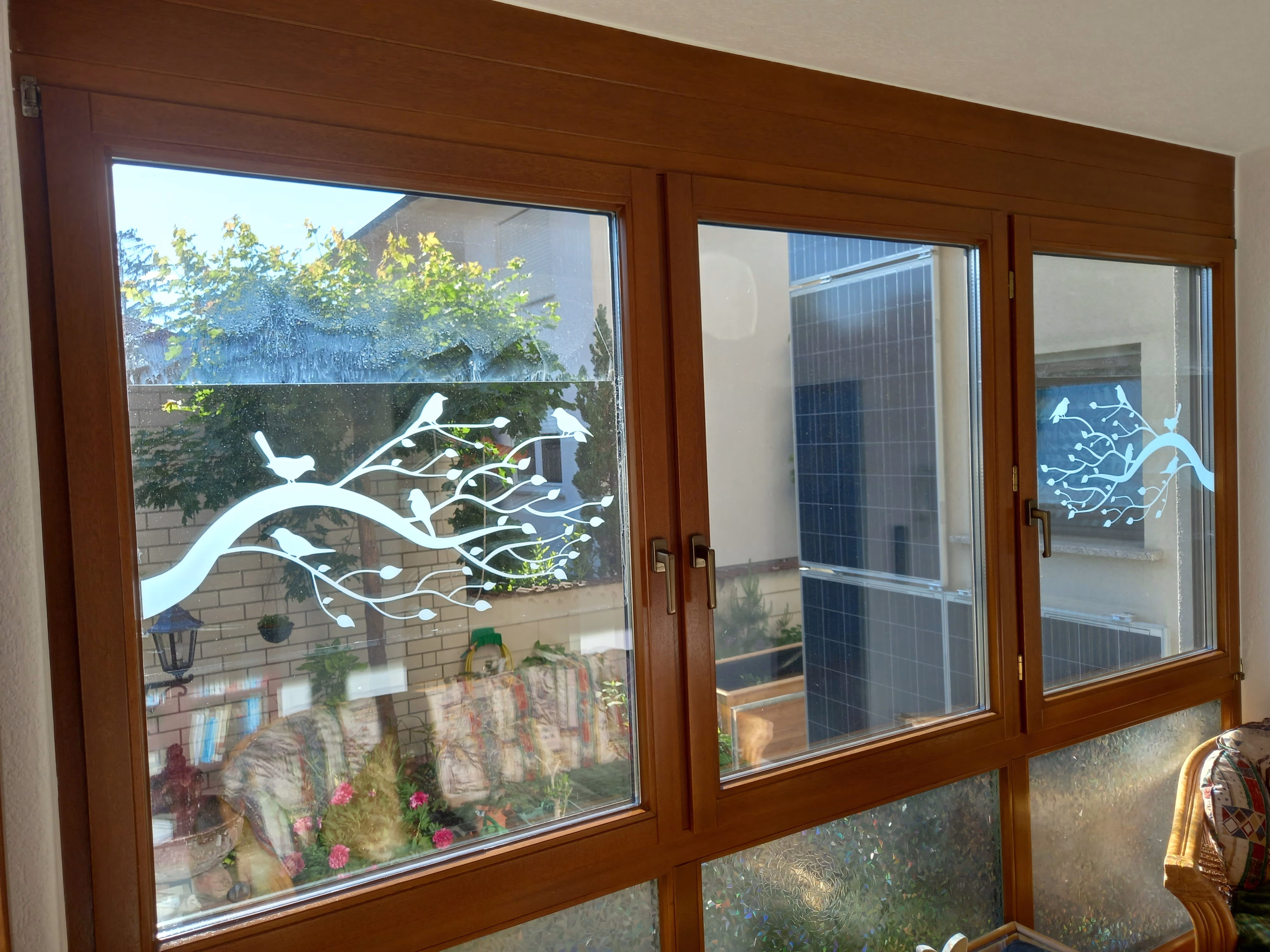 Fenstertattoo, Baum und Vögel