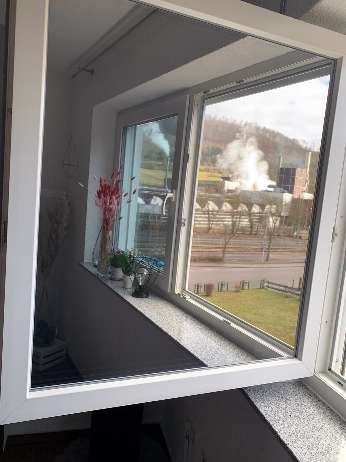 Flügelfenster verspiegelt mit Spionspiegelfolie in silber dunkel