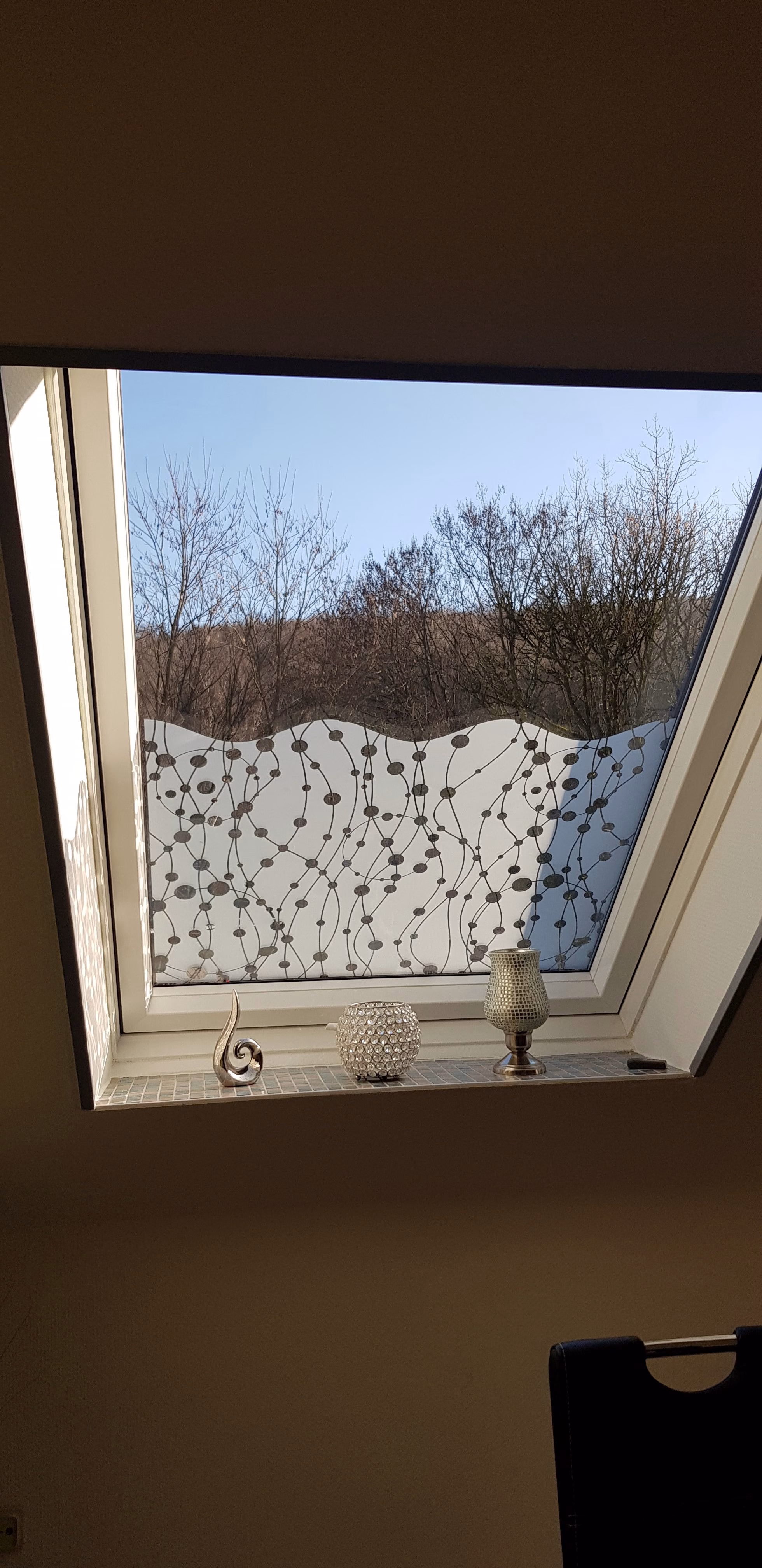 Dekorfolie mit wellenartiger Perlenschnur