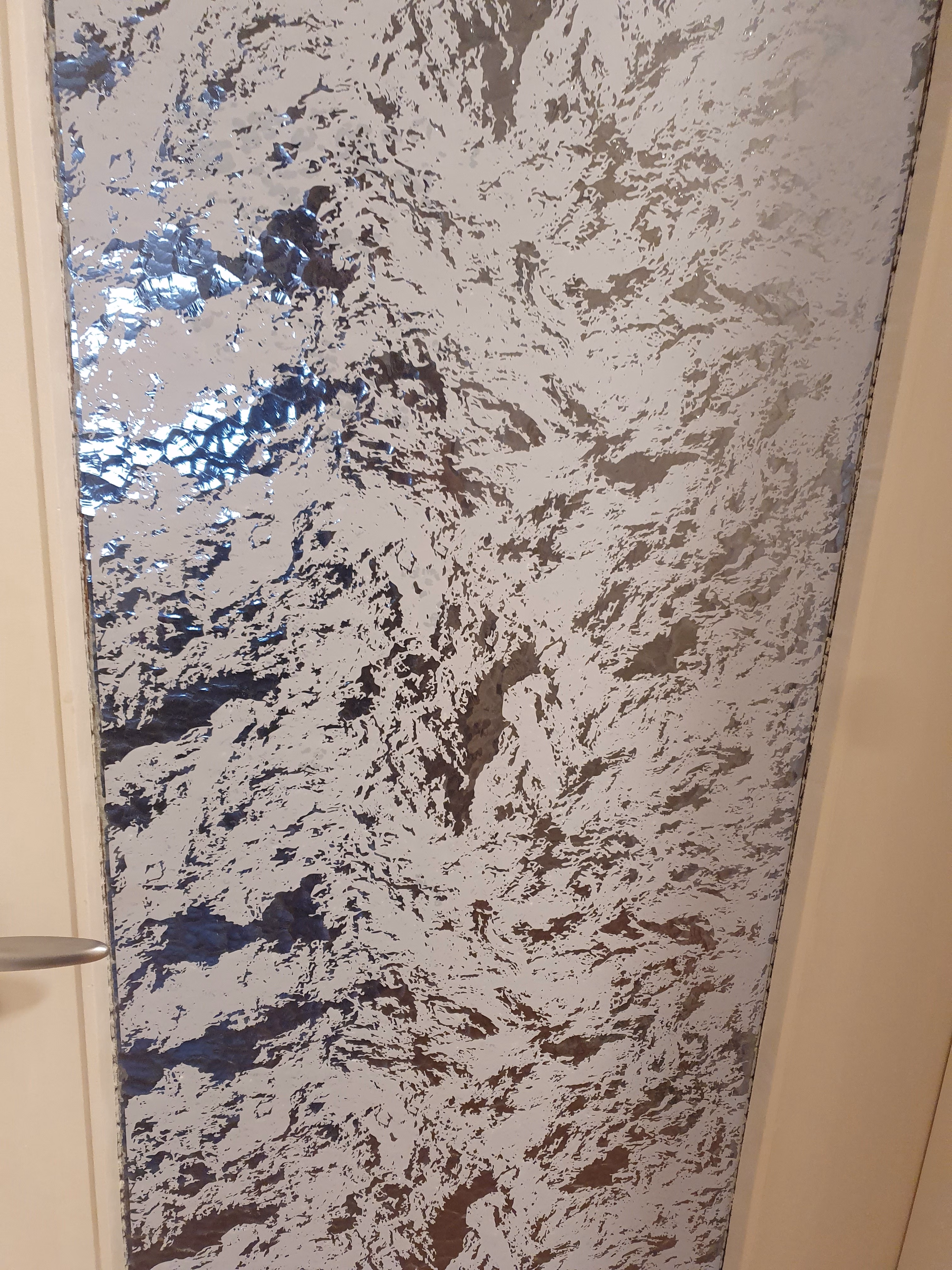 Dekorfoli im Design Schneewehen áuf einer Glastür