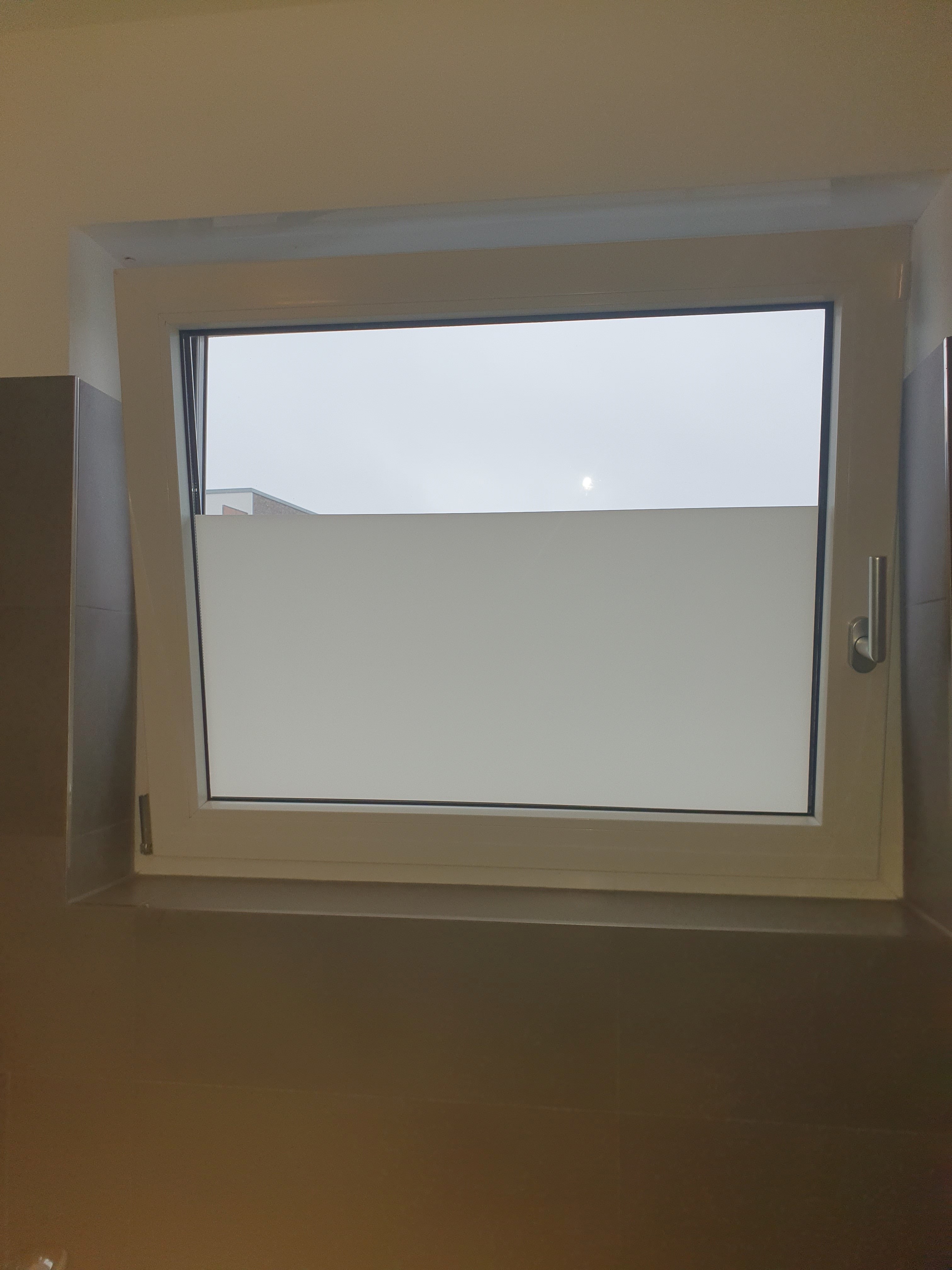 Blickdichte Sichtschutzfolie auf Fenster im Bad angebracht