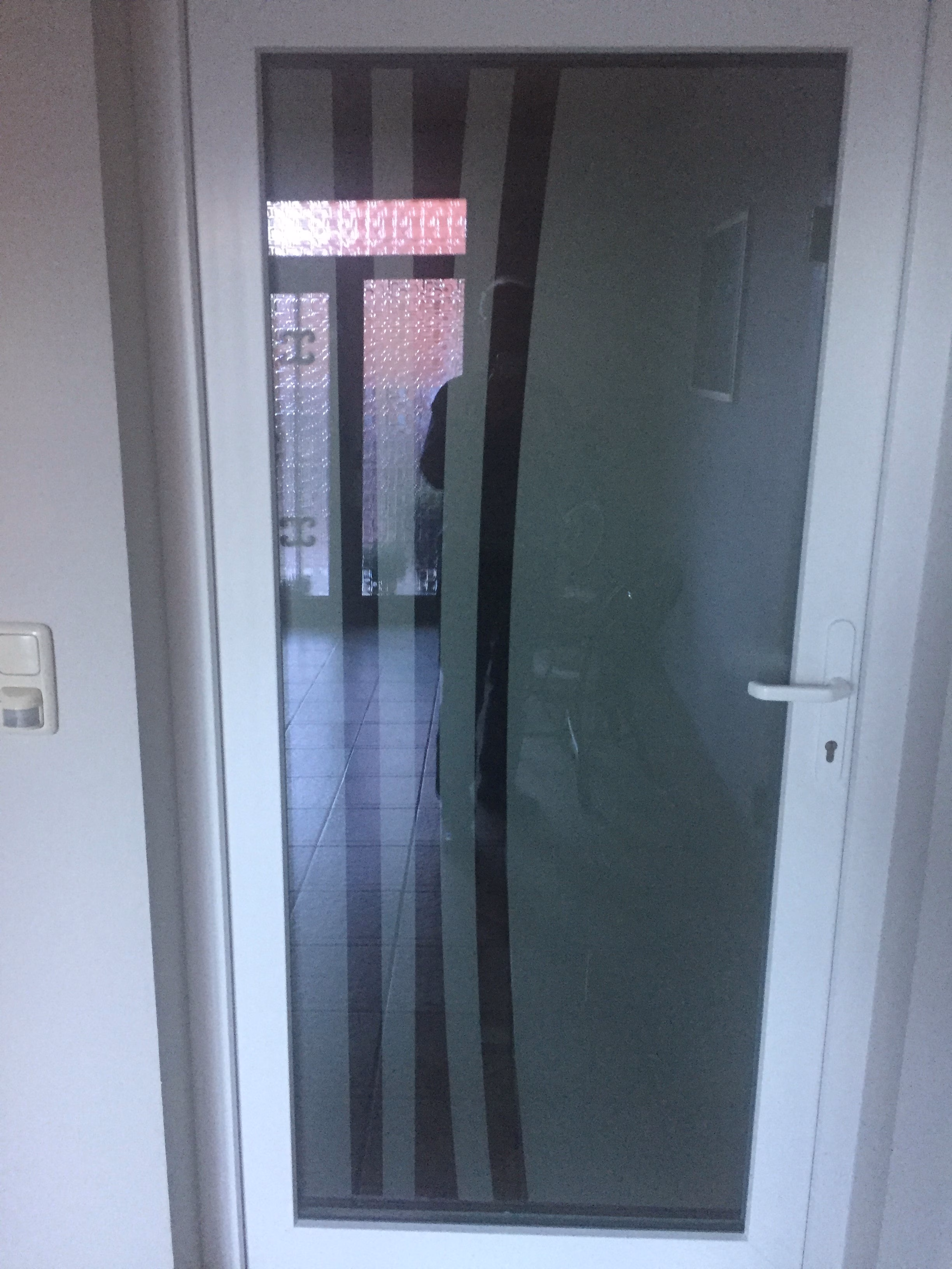 Glasdekorfolie mit Streifen auf einer Glastür - Außenansicht