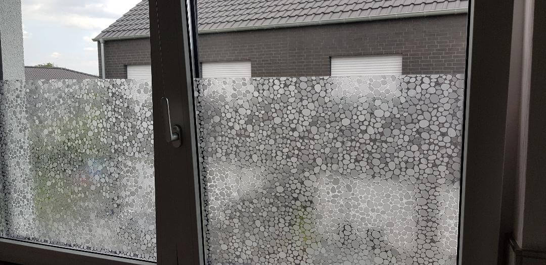 Dekorfolie, Perlen- Glanzoptik (geprägt) auf einem Badezimmerfenster angebracht.