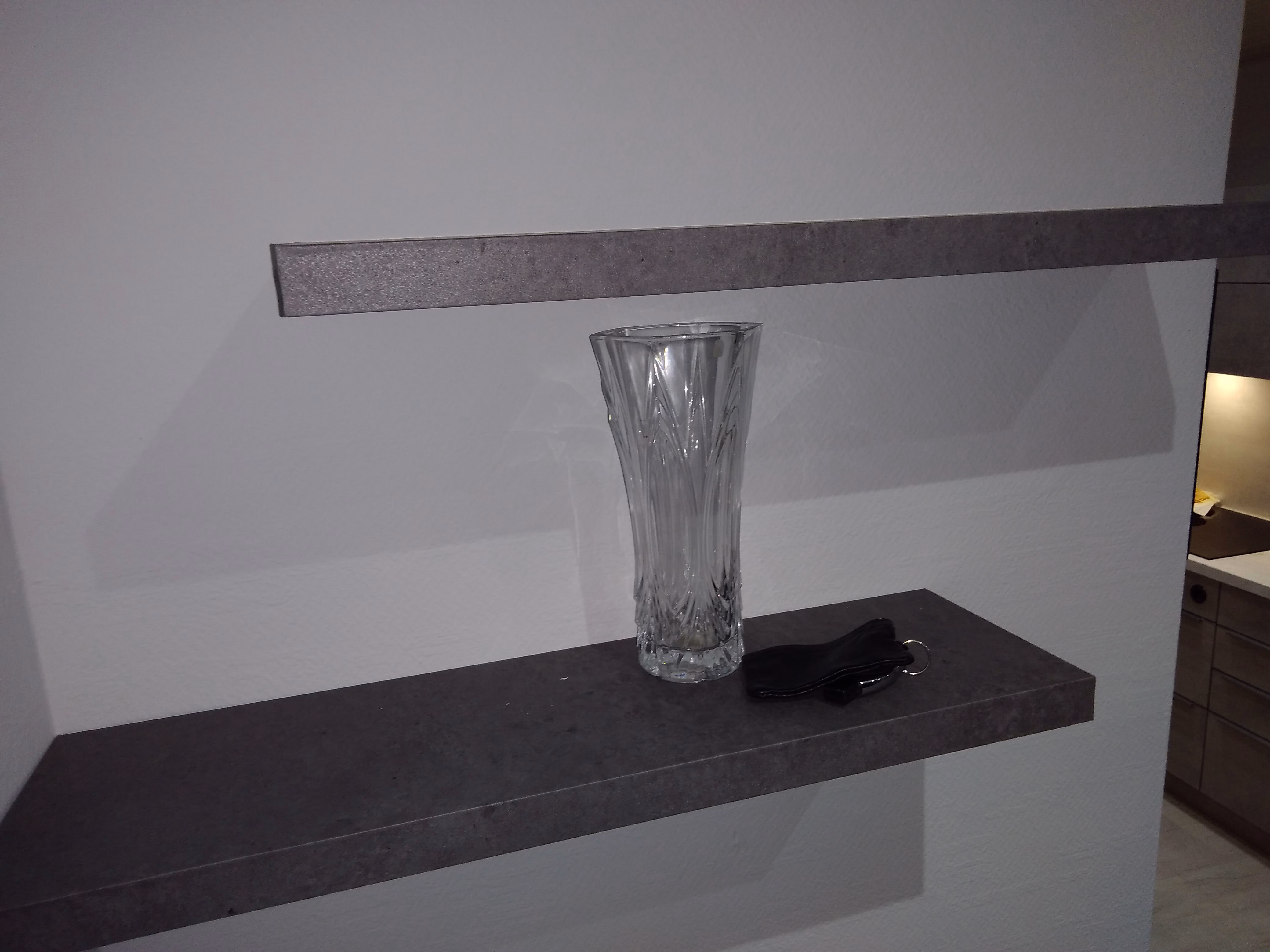 Regal mit Betonfolie in dunkelgrau foliert