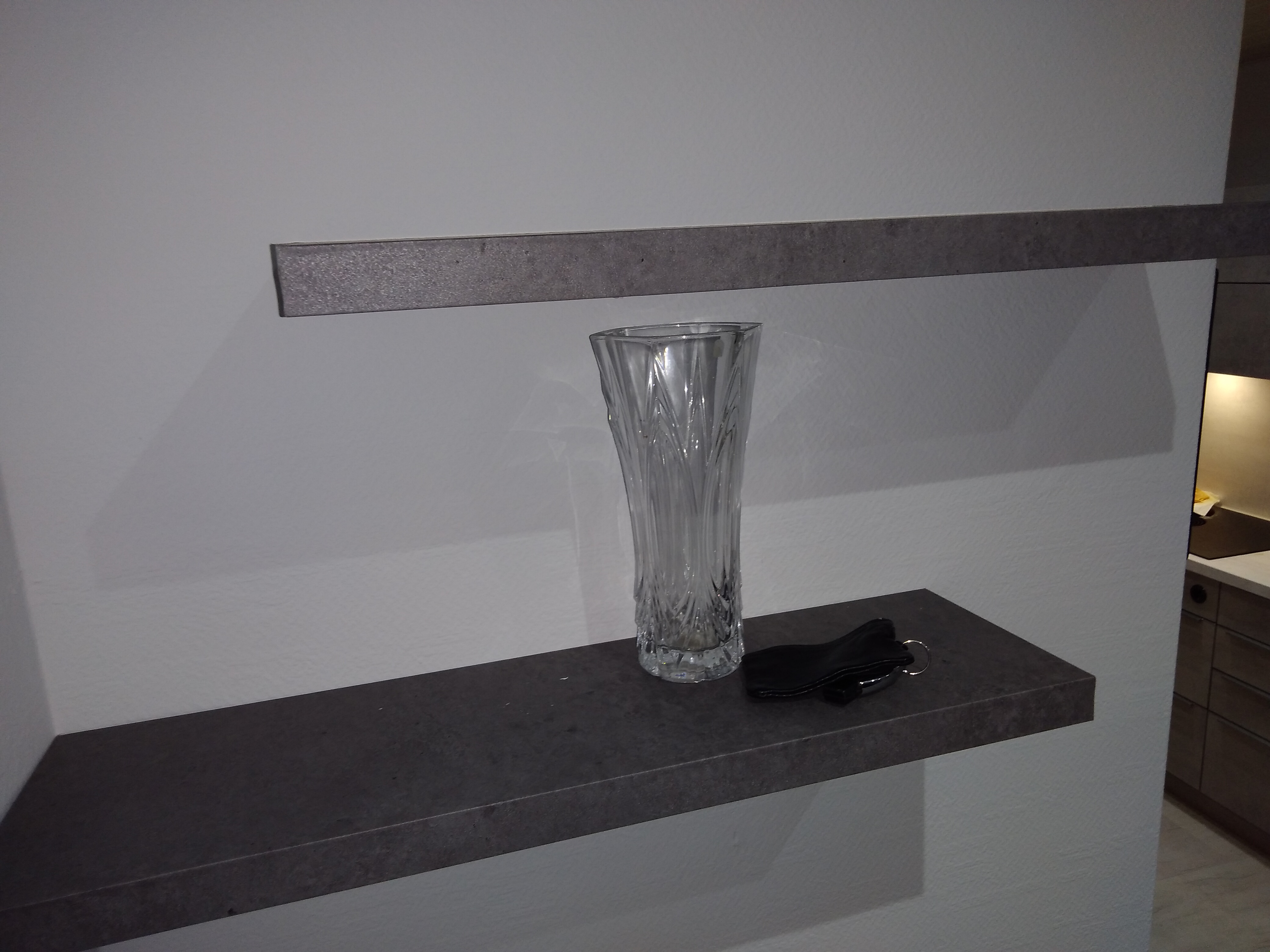 Regal mit Betonfolie in dunkelgrau foliert