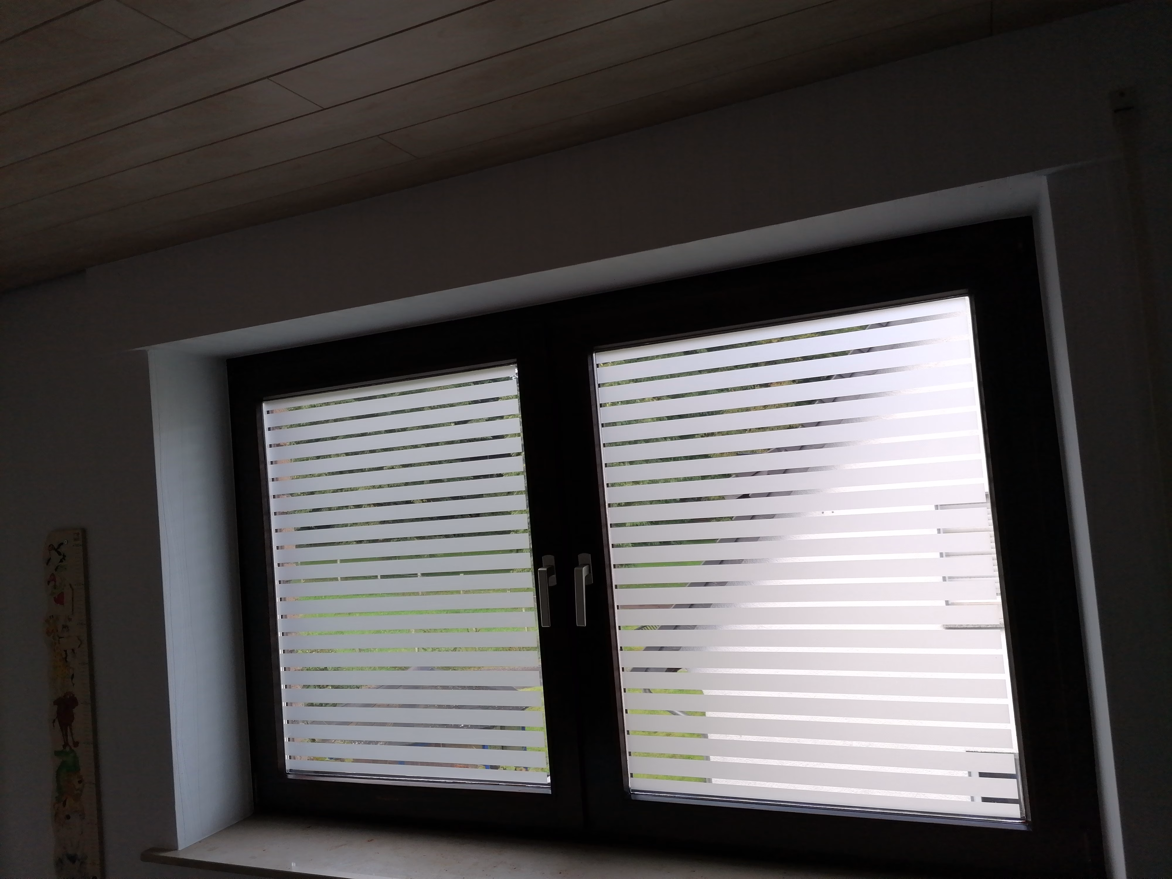 Streifenfolie mit 35mm breiten Streifen im Wohnzimmer auf den Fenster angebracht