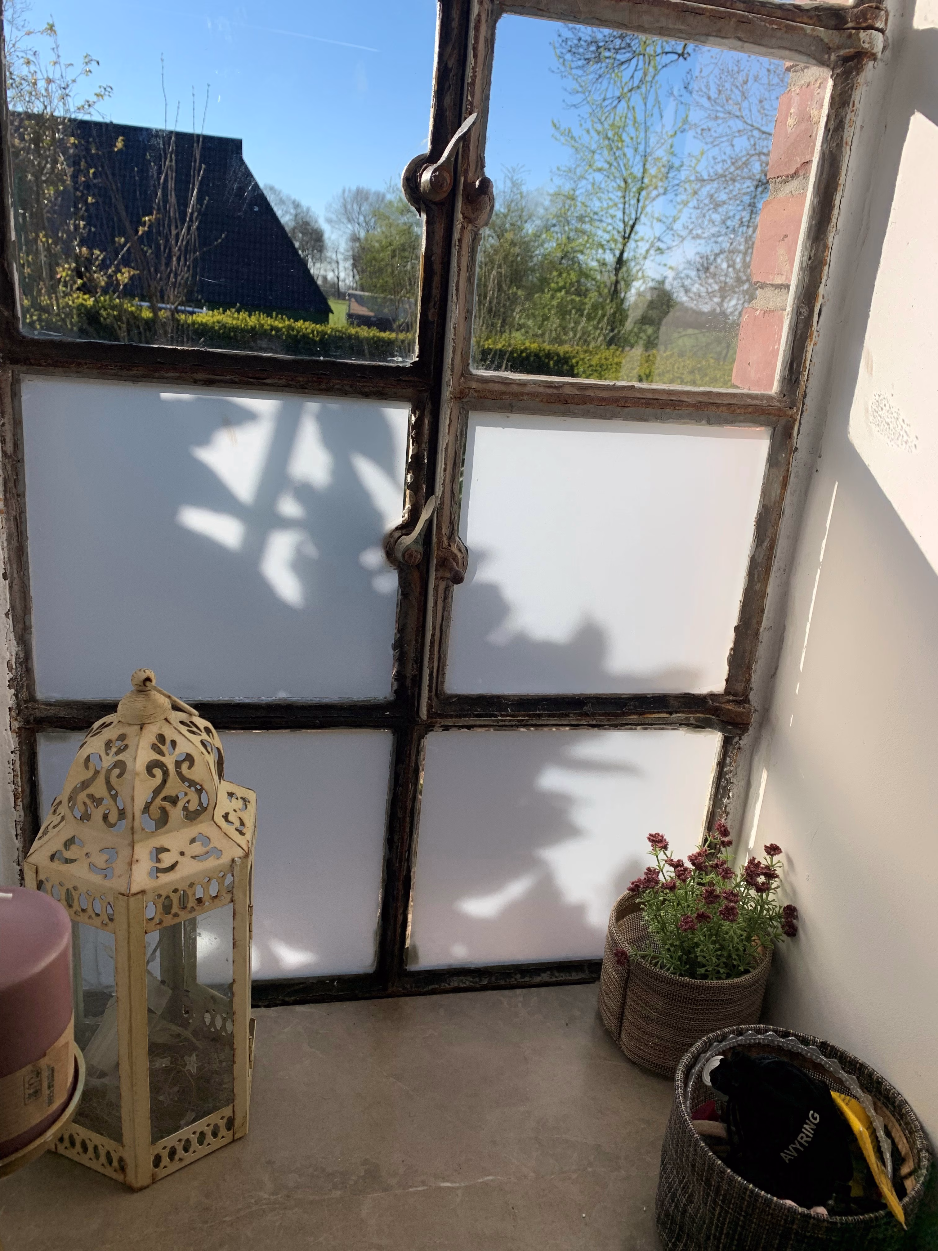 Milchglasfolie auf altem Fenster