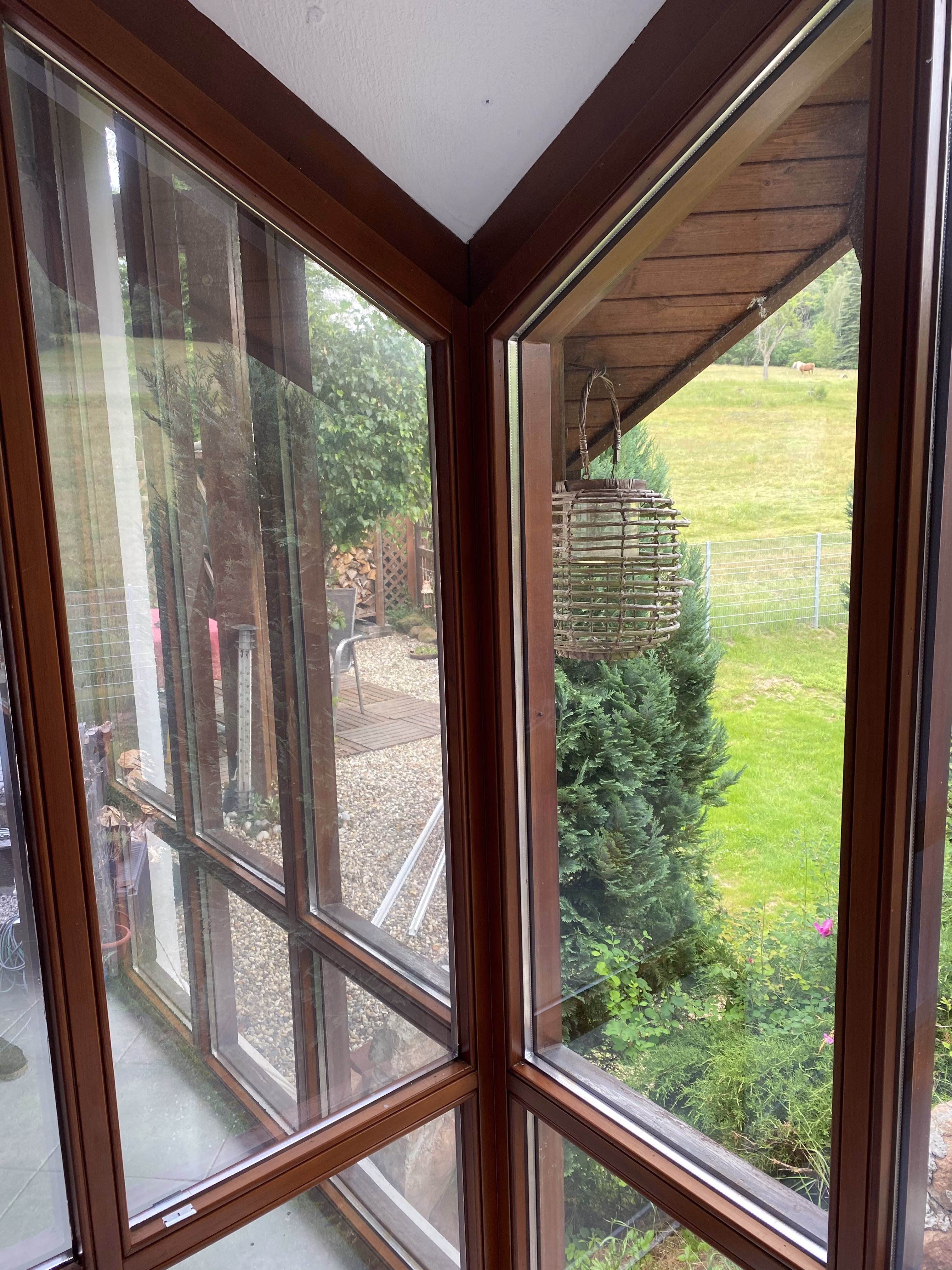 Vergleich zweier Fenster, eins mit Sonnenschutzfolie bronze dunkel verspiegelt, eins ohne.