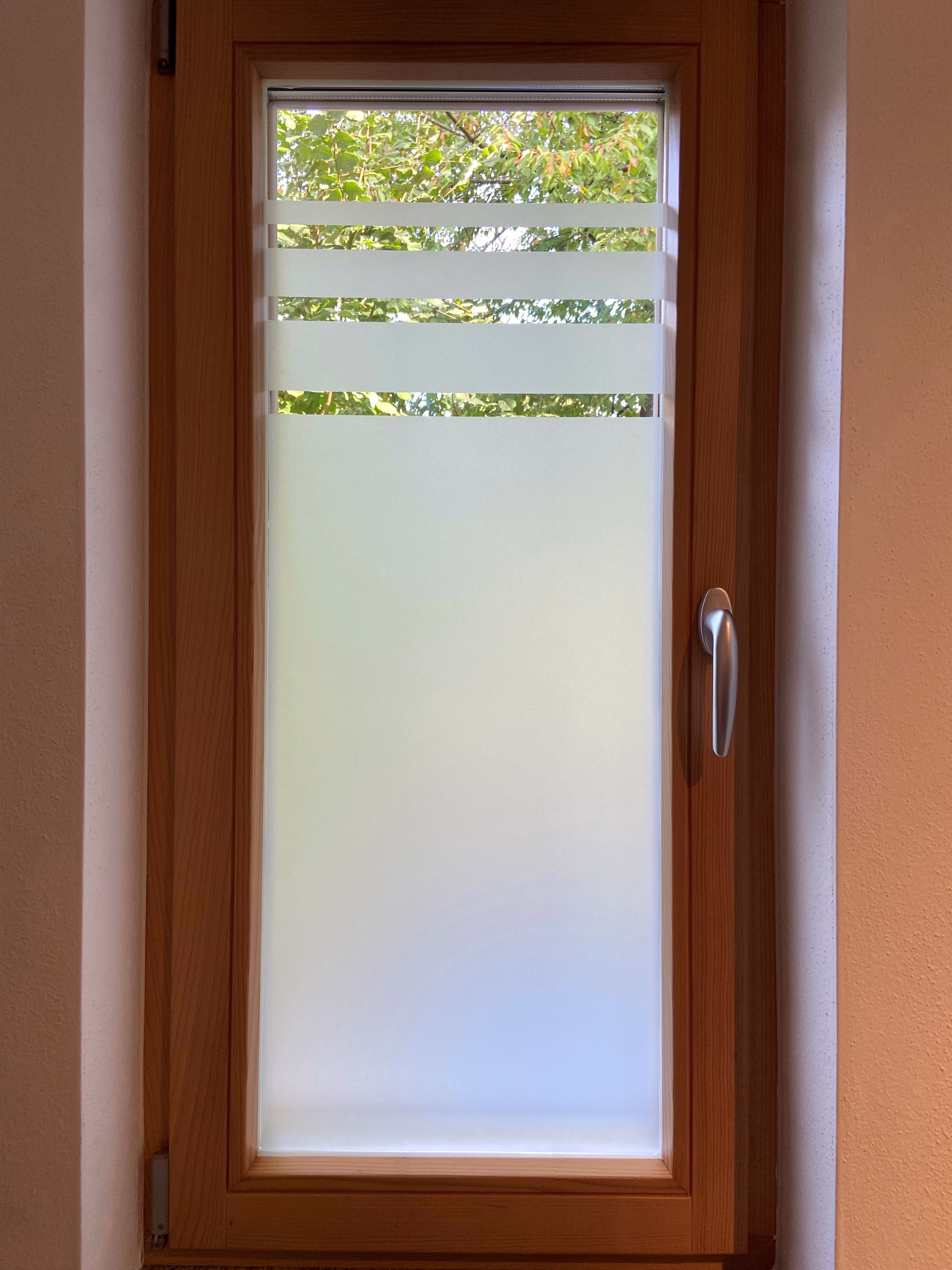 Satinato Glasdekor mit Streifen.