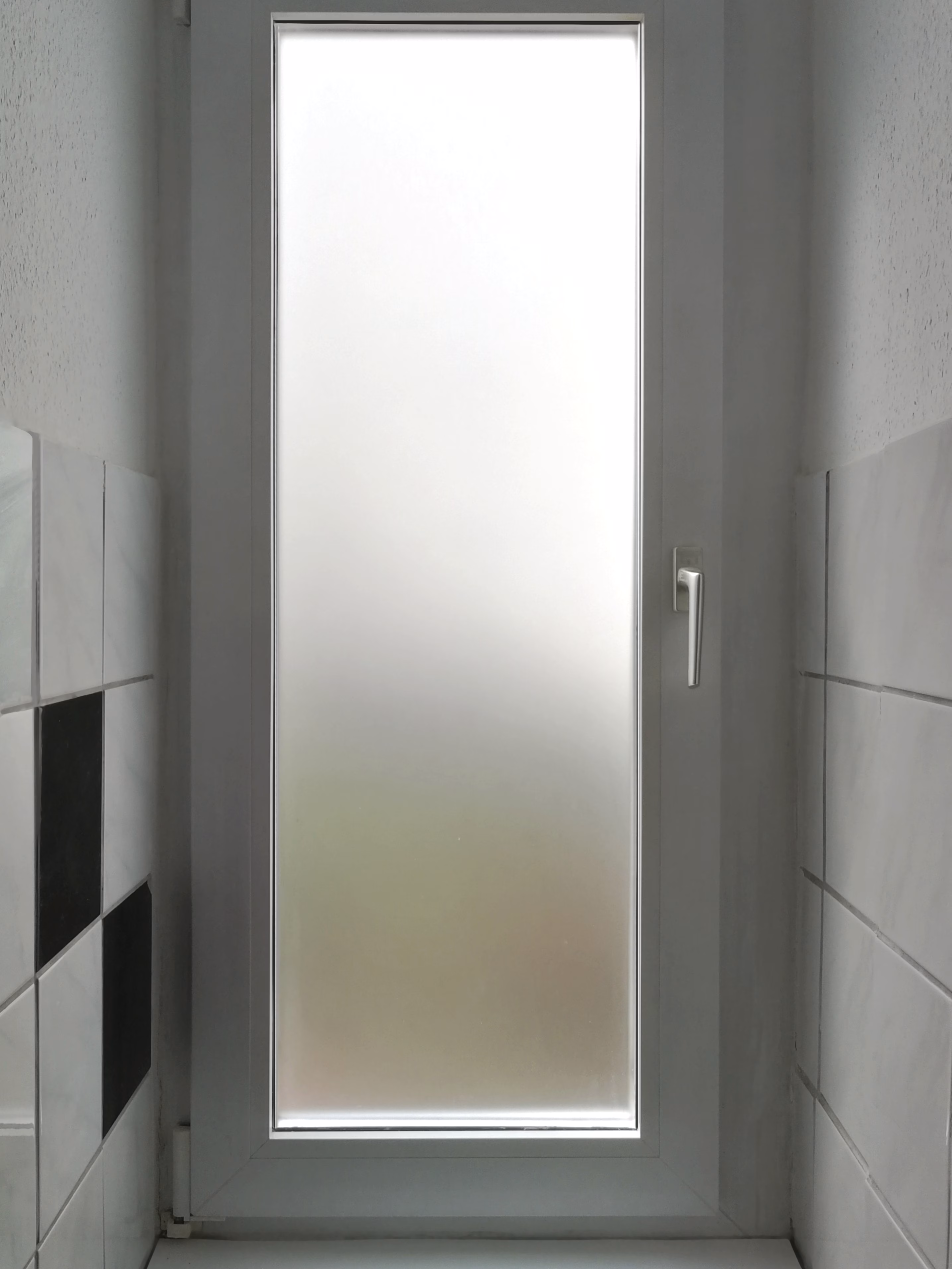 Fenster mit Sichtschutz-Ätzglasfolie komplett geschlossen