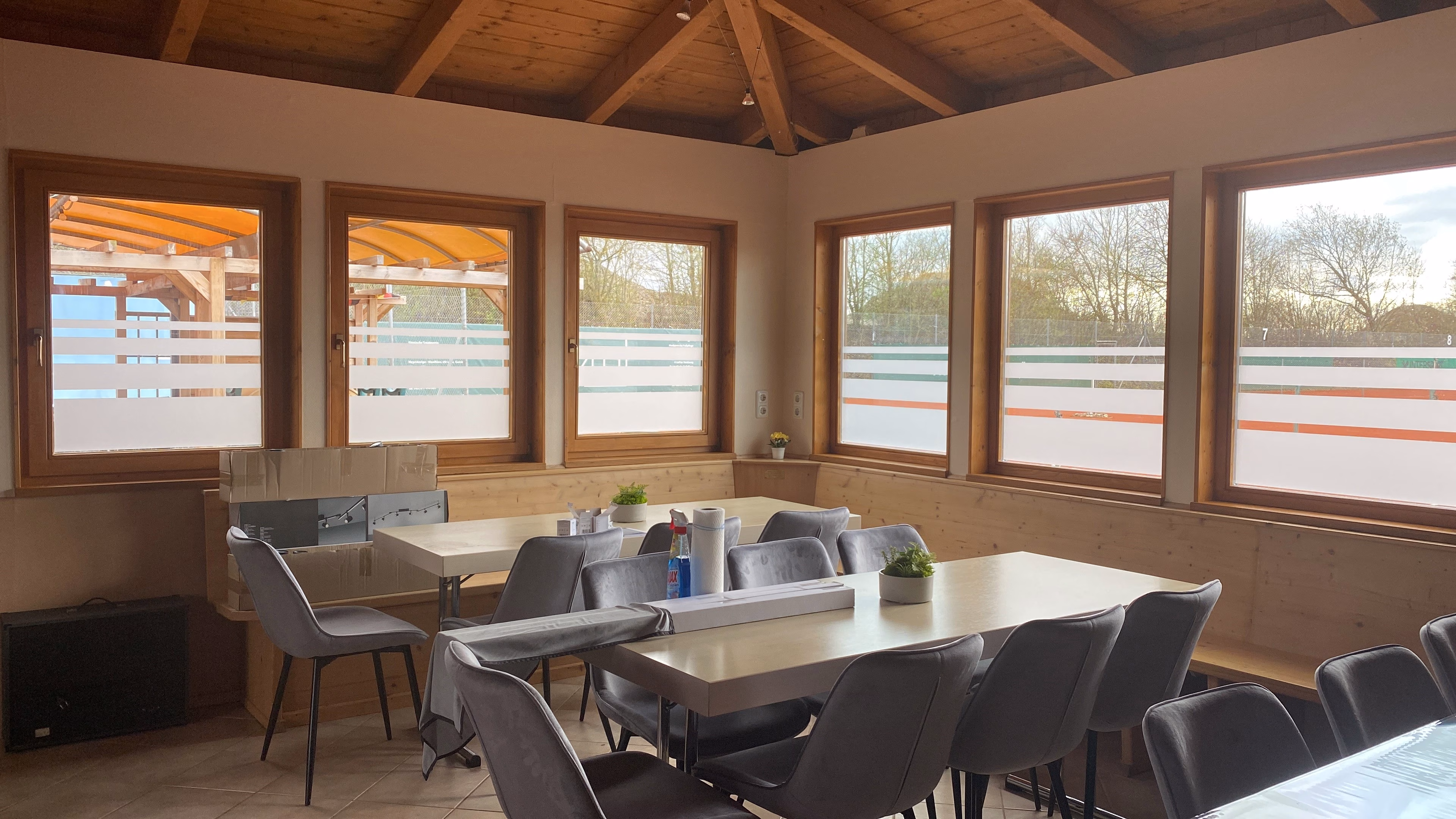 Glasdekore mit Streifen auf mehreren Fenstern nebeneinander