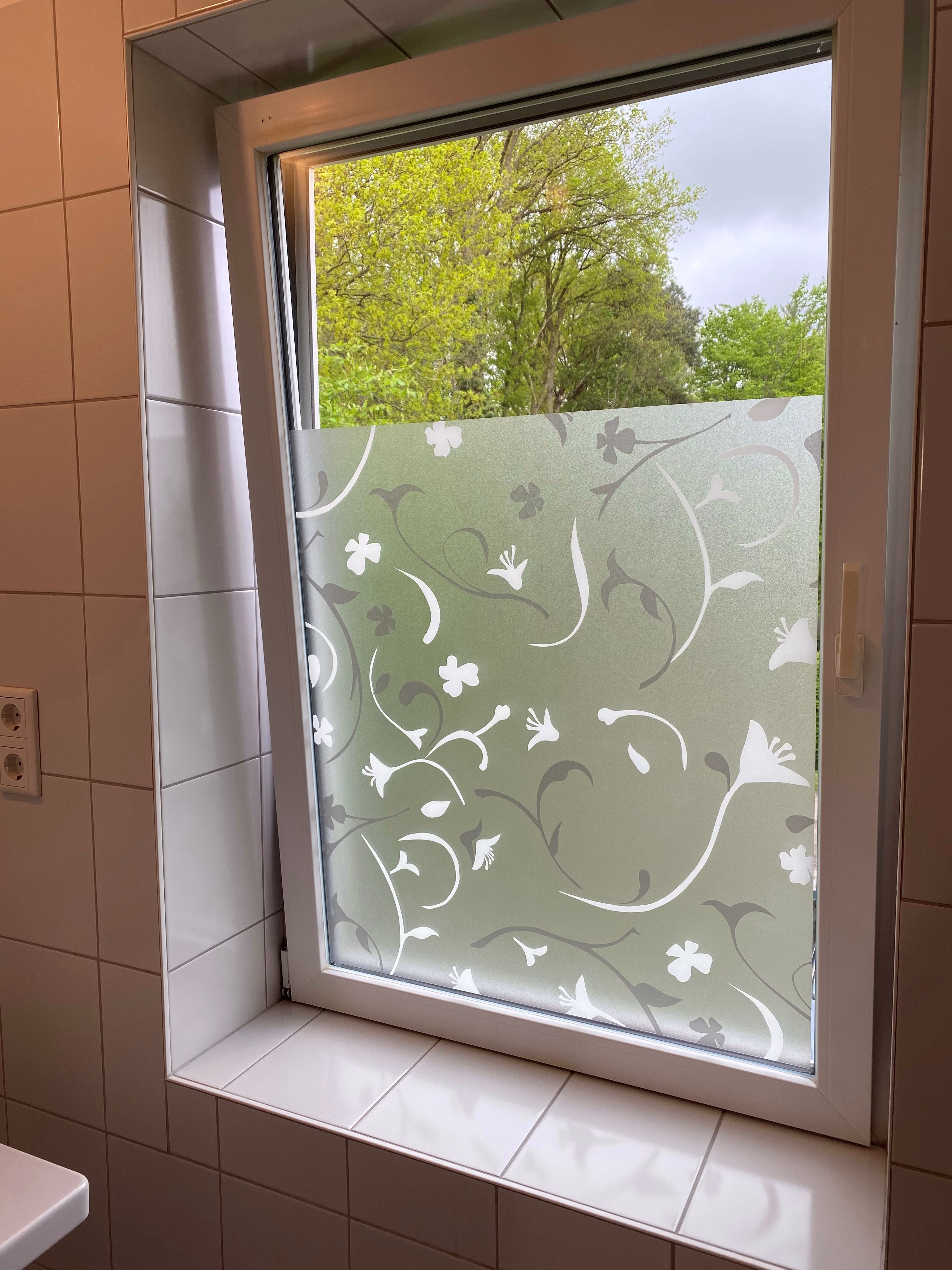 Adhäsionsfolie mit weißen Blumen