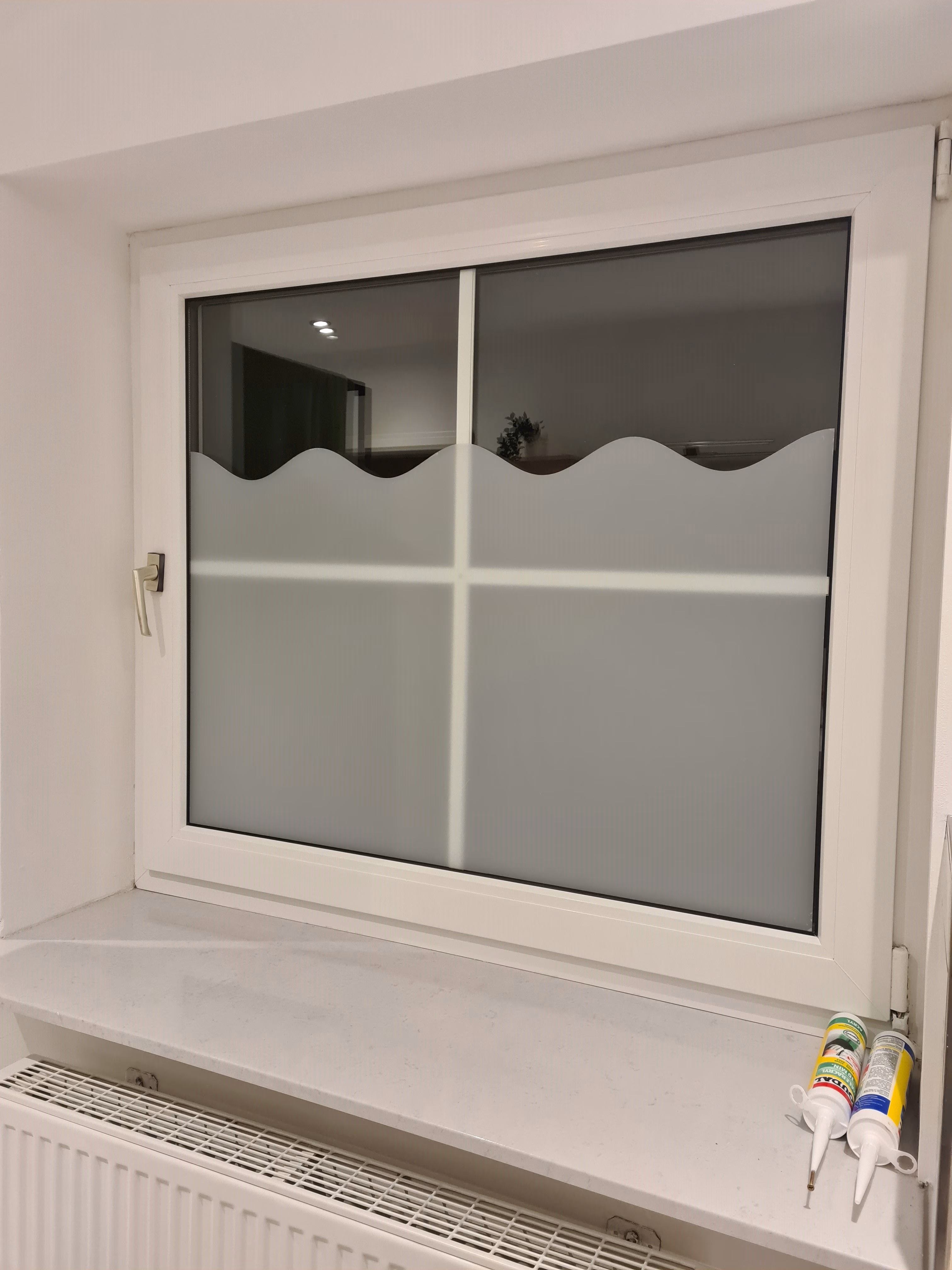 Milchglasfolie mit Randveredelung in Wellenform an der Oberkante