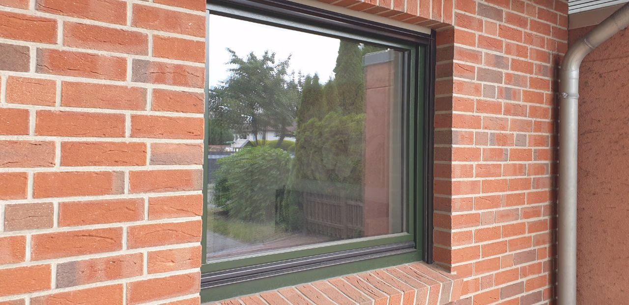 Spionspiegelfolie bronzefarben auf einer Fensterscheibe Spionspiegelfolie bronzefarben auf einer Fensterscheibe