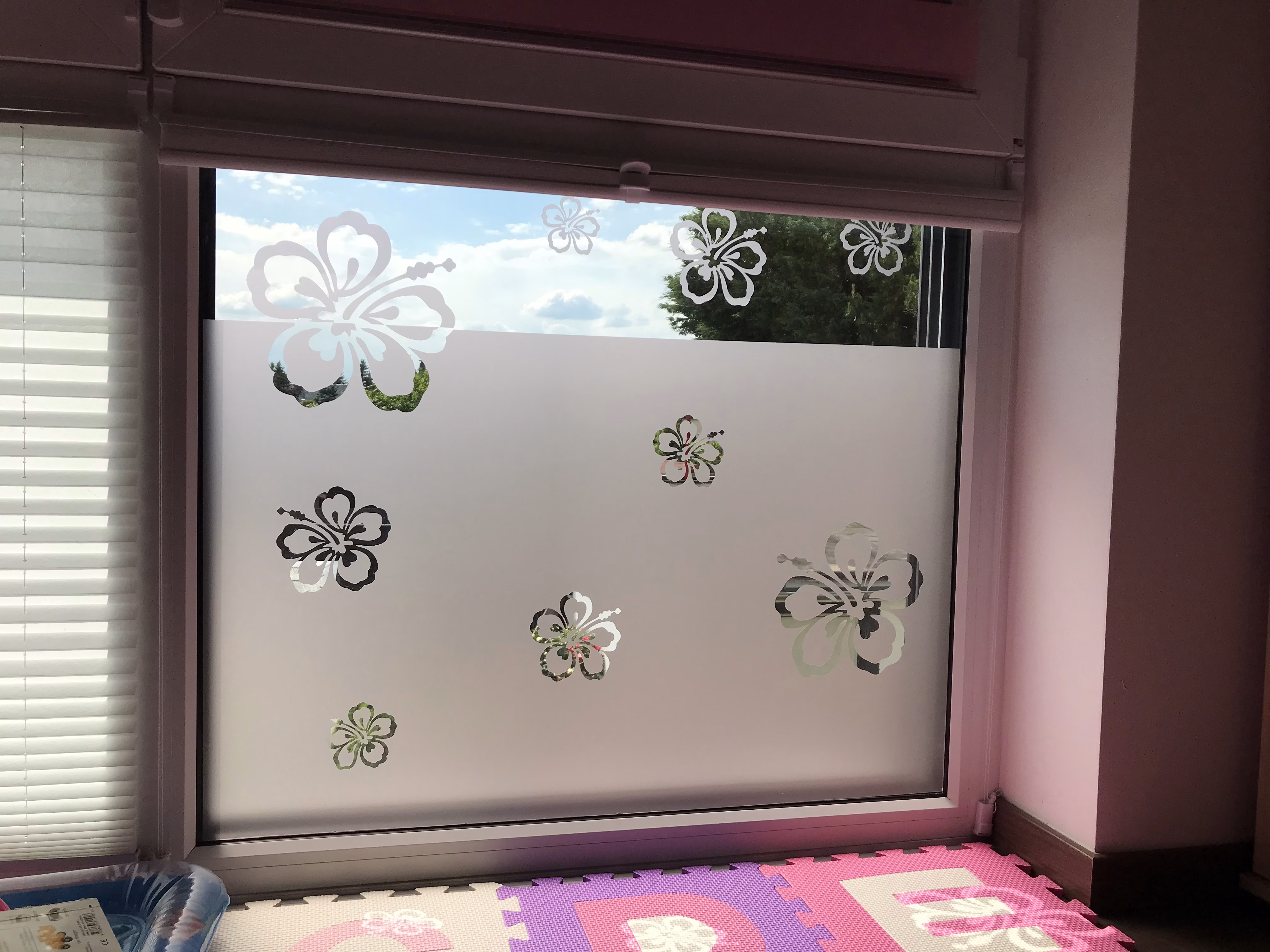 Fensterglasdekor mit Blumen
