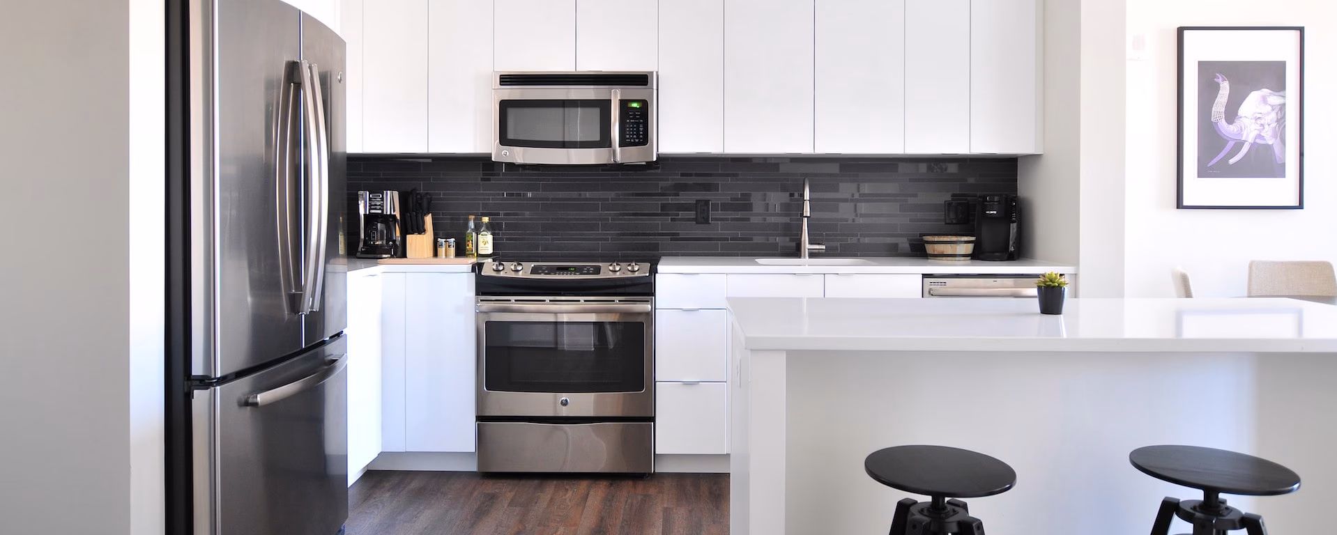 Küchenrückwand folieren: Machen Sie Schluss mit Spritzflecken!