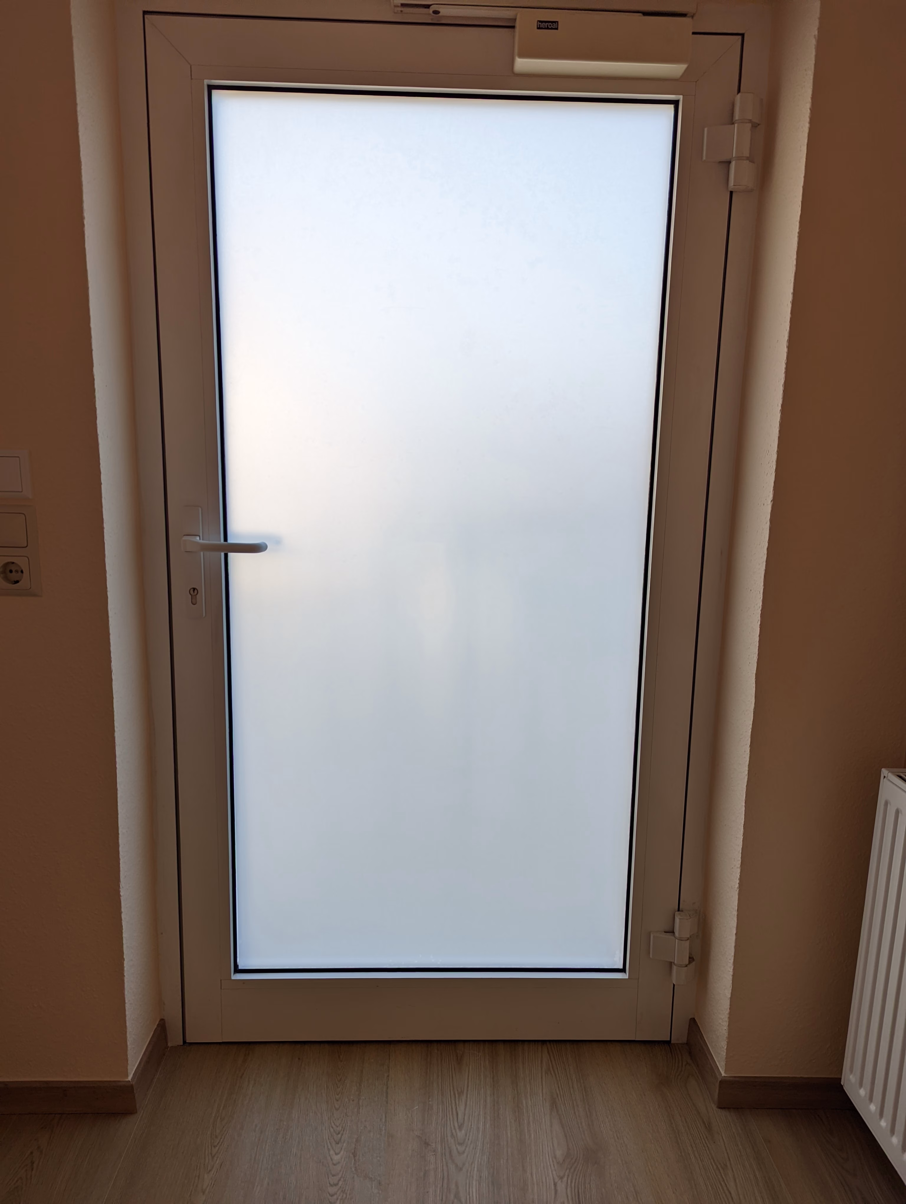 Haustür Folie mit Sichtschutz bei Tag und Nacht