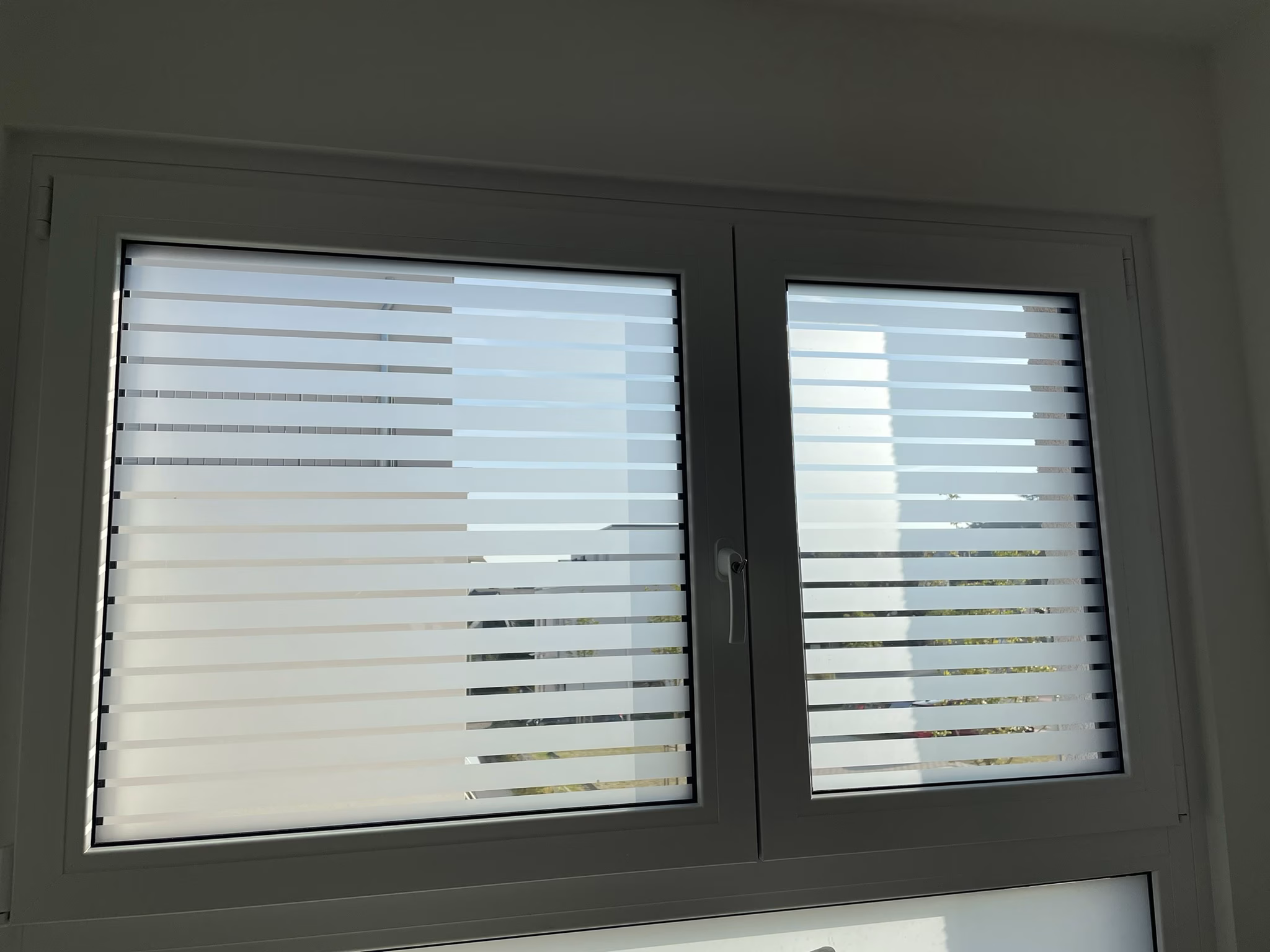 Dekorfolie, horizontale transparent-weiße Streifen, Breite 35 mm