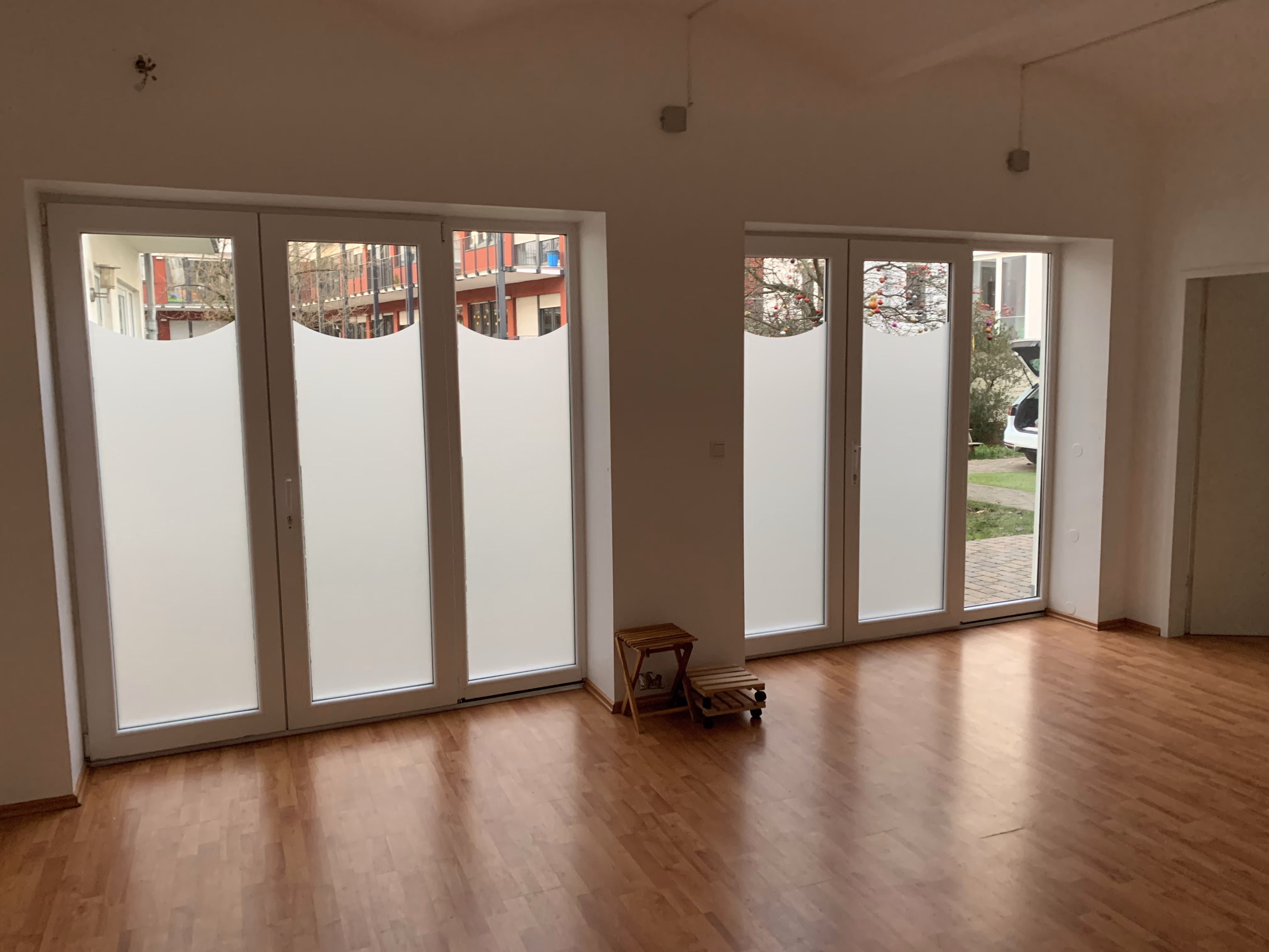 Bodentiefe Fenster mit Sichtschutzfolie im Sandstrahldesign foliert