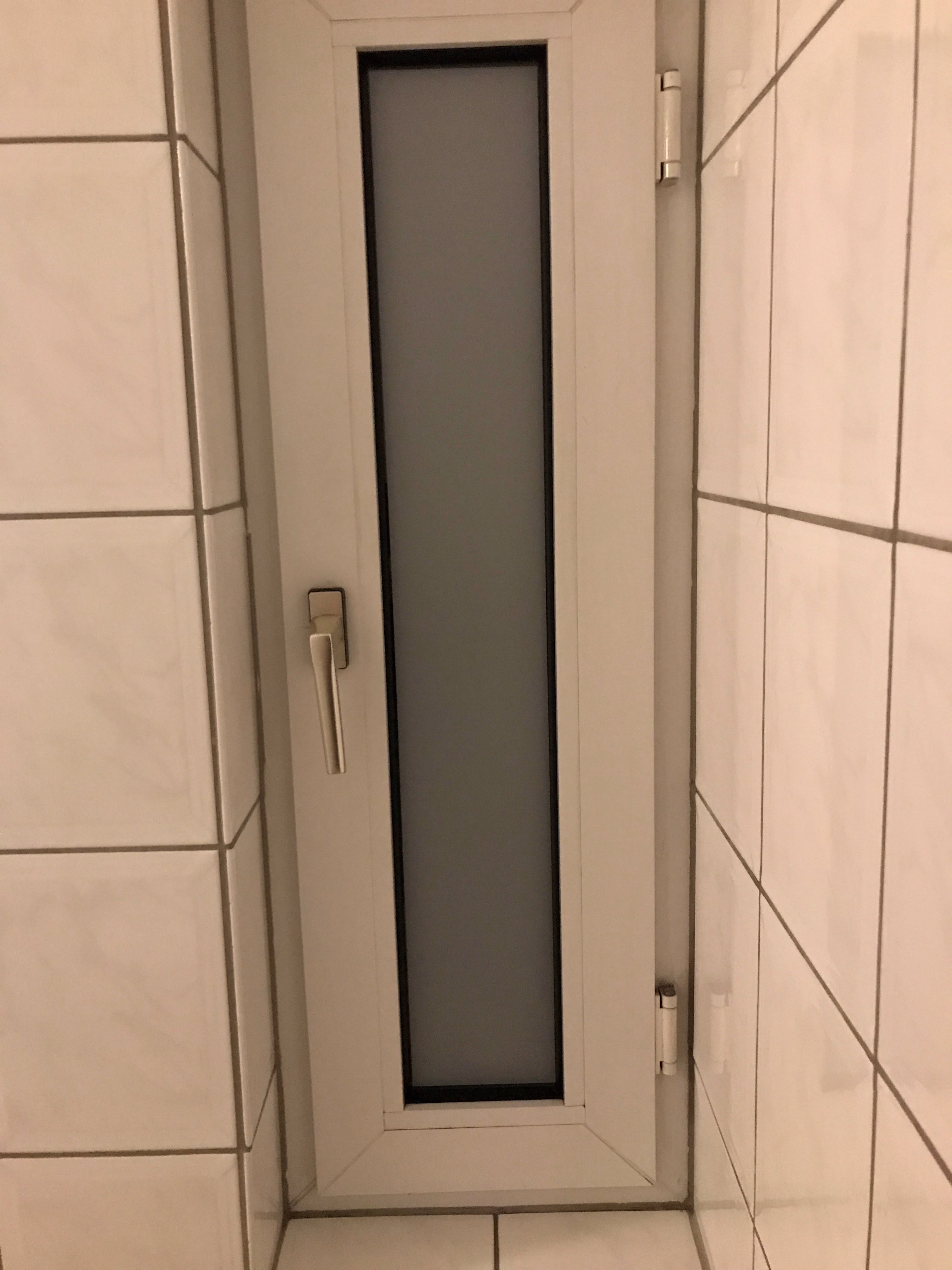 Milchige Fensterfolie im Bad