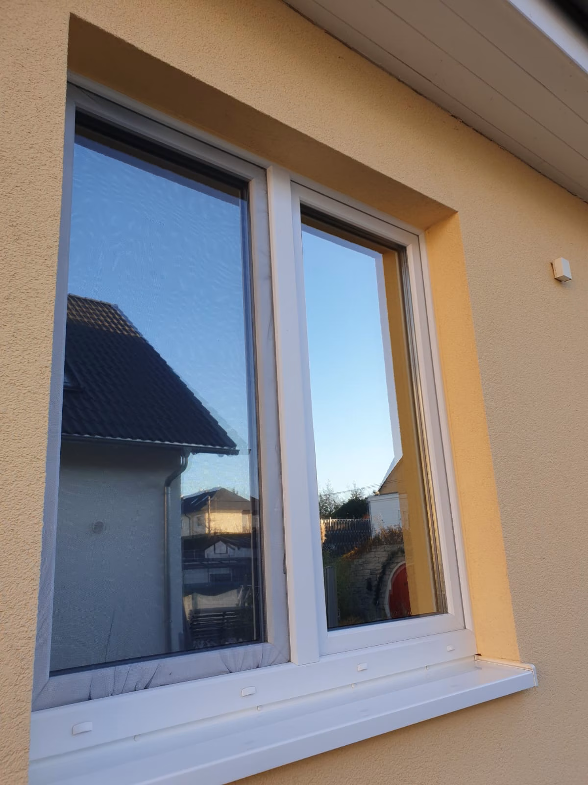 Spiegelfolie mit Sichtschutz am Tag