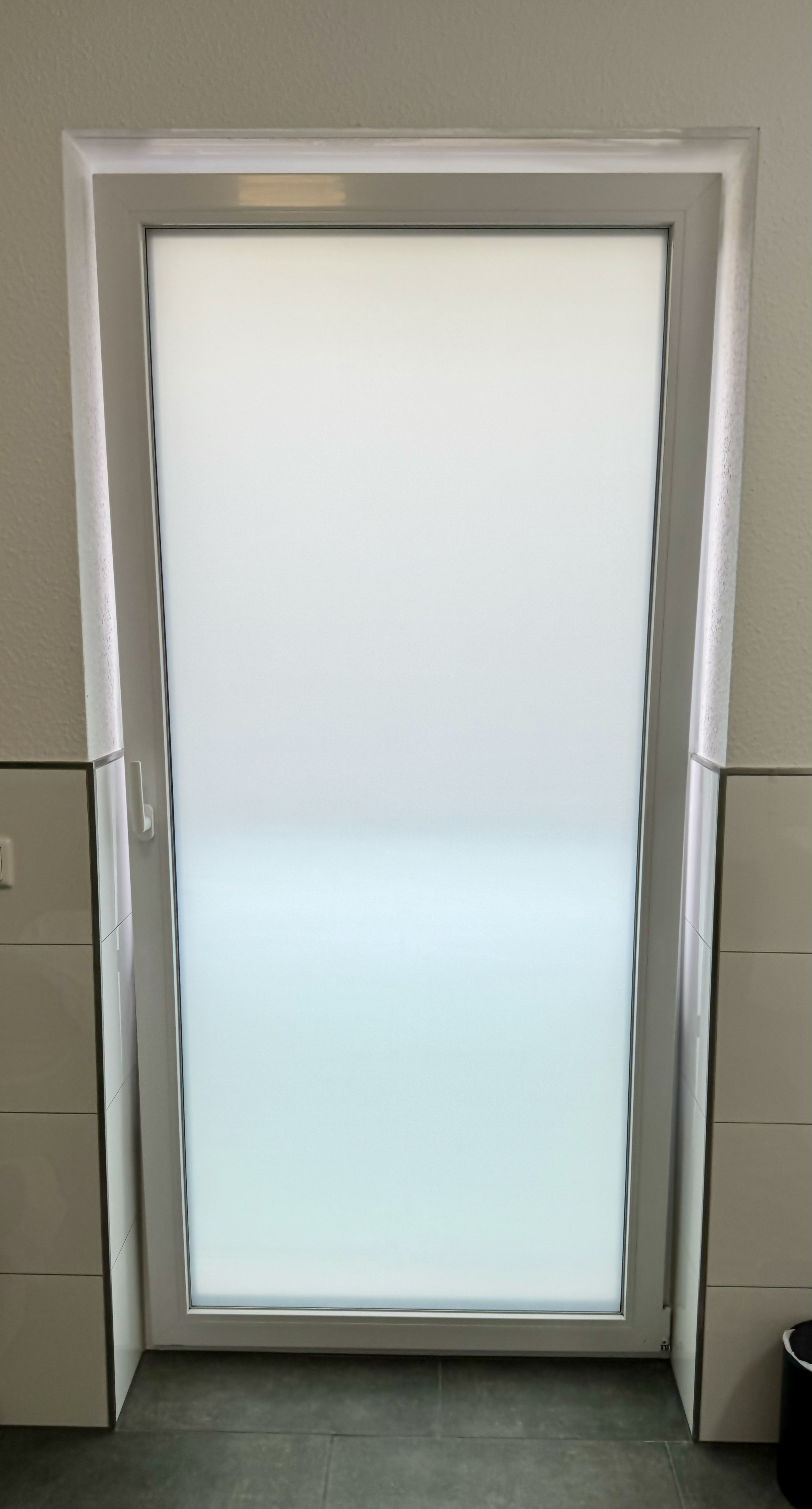 Bodentiefes Fenster mit weiß matter Sichtschutzfolie