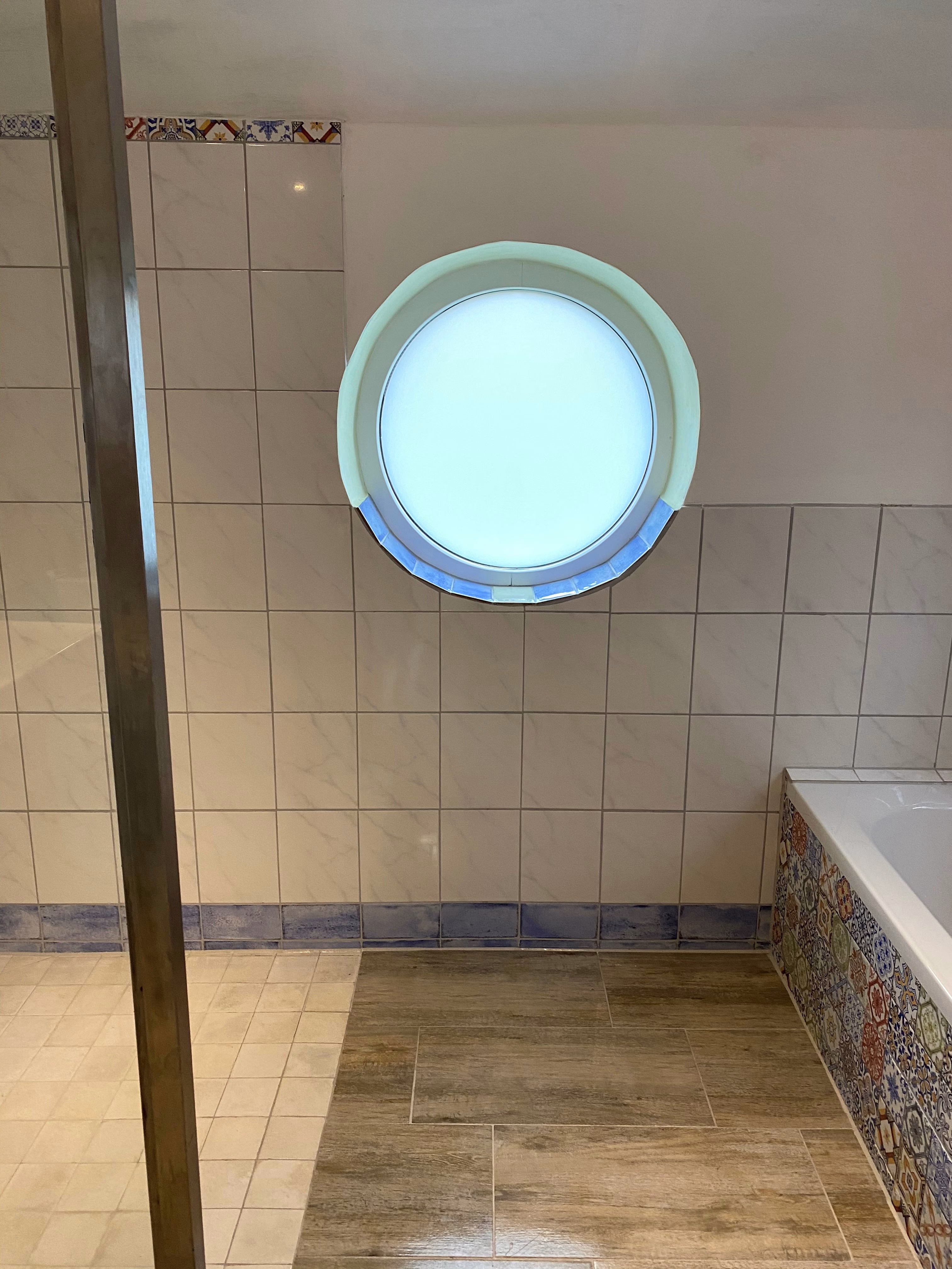 Rundfenster mit passgenauem Milchglasfolien Zuschnitt